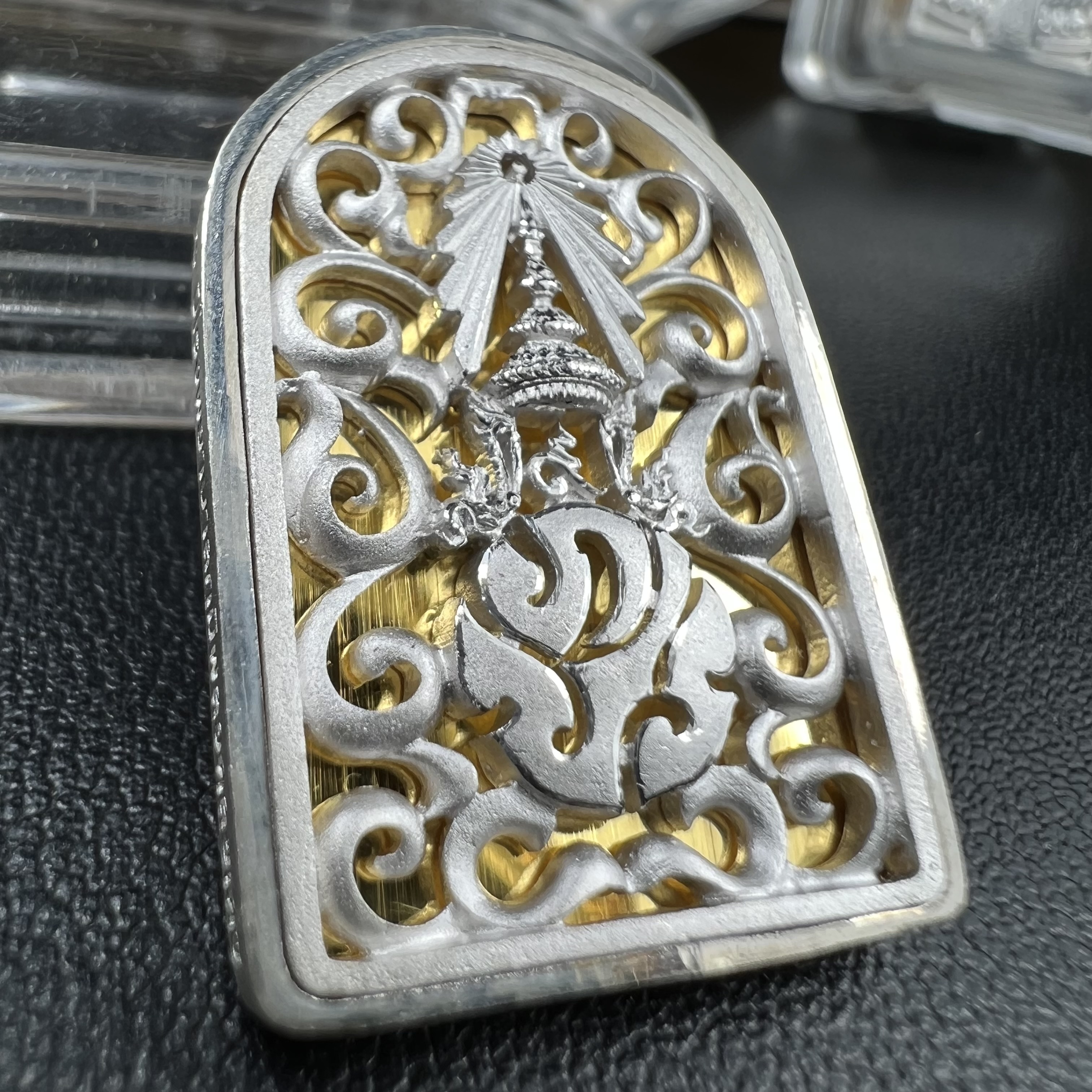 พระพุทธรูปคุ้มเกล้าฯ ภปร.(ใต้ร่มพระบารมี คุ้มเกล้า) 60ปี รพ.ภูมิพลฯ พ.ศ.2552 เหรียญเนื้อเงิน ชุบทองคำขาว(พิมพ์ รูปอาร์ม+รูปใบมะขาม+รูปห้าเหลี่ยม)(1ชุด 3 พิมพ์ ครบทุกแบบที่จัดสร้าง)1 ใน 5000 เหรียญ ครบชุดหายาก