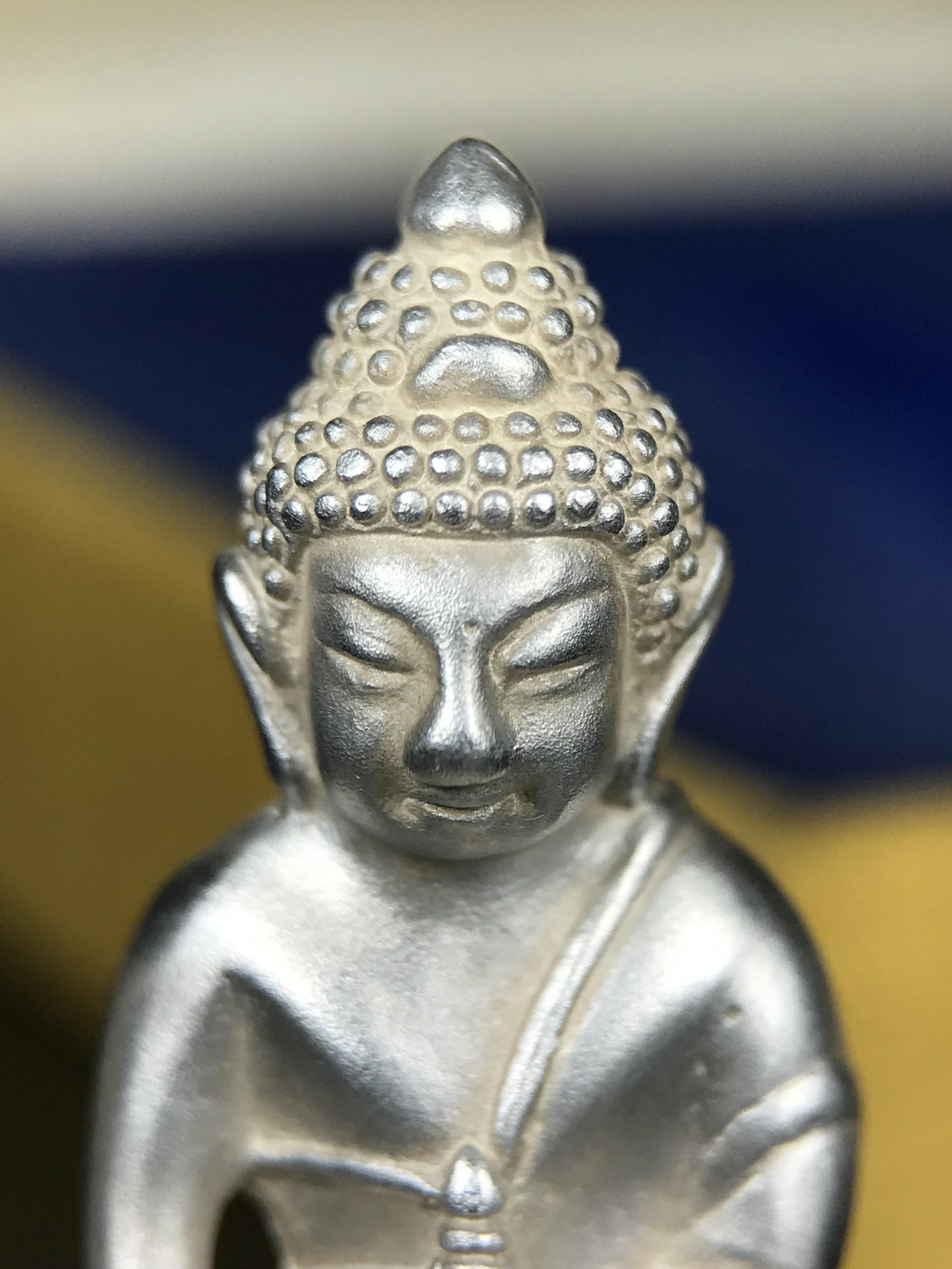 พระกริ่งสมเด็จญาณ วัดบวรนิเวศวิหาร เนื้อเงินบริสุทธิ์ 92.5% ตรากาญจนาภิเษกทองคำ(เนื้อทองคำแท้) พระราชทานแจกเมื่อ 3 ตุลาคม 2538 จัดสร้างในวโรกาส สมเด็จพระญาณสังวร สมเด็จพระสังฆราช ฉลองพระชนมายุครบ 82 พรรษา และฉลองครองราชสมบัติครบ 50 ปี รัชกาลที่ 9 (หายาก)