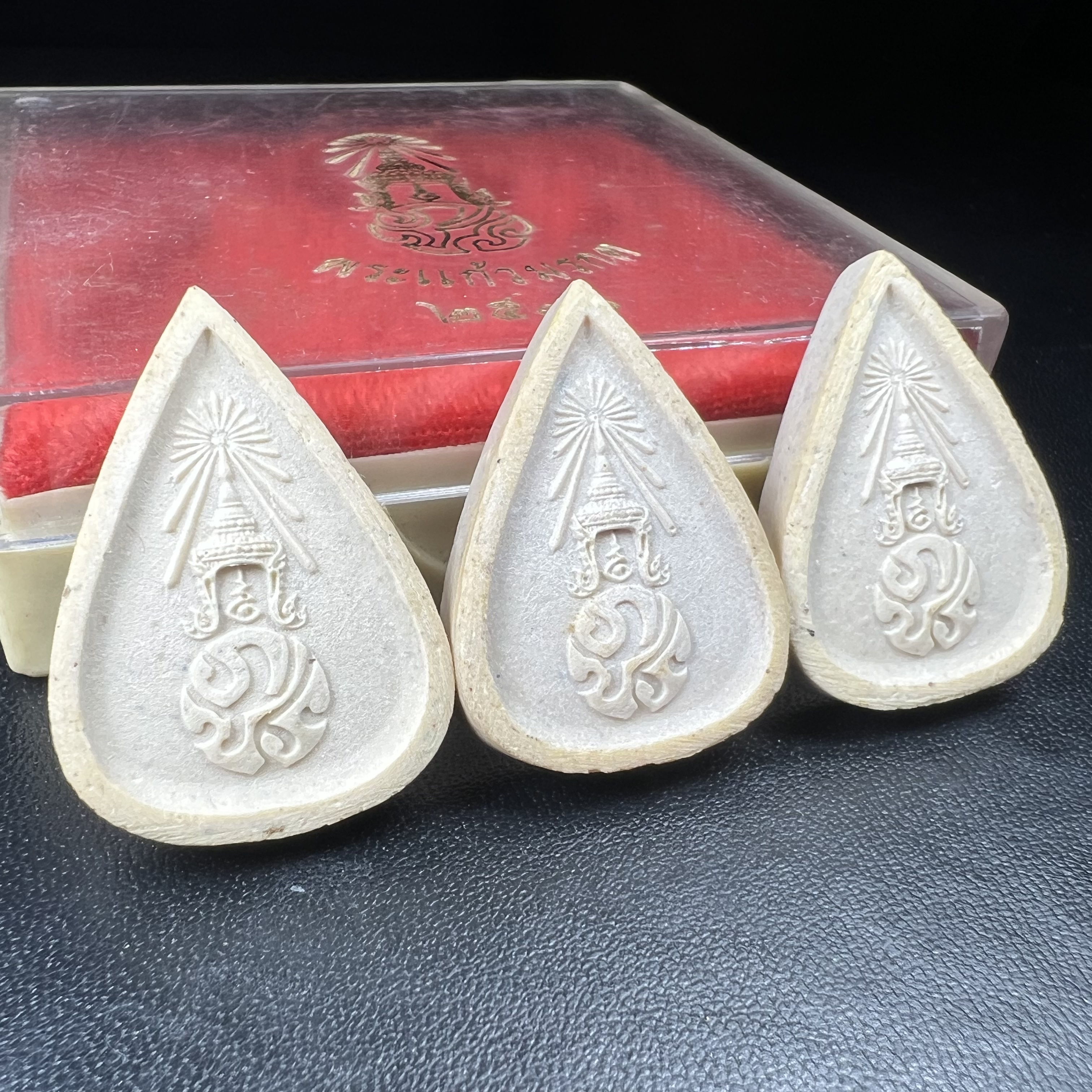 พระแก้วมรกต หลัง ภปร. เนื้อผง ปี2530 พระดี พิธีใหญ่ ประกอบพิธีพุทธาภิเษกพร้อมกับพิธีพระกริ่งปวเรศ ปี2530 วัดบวรนิเวศและวัดพระแก้ว(ครบชุดสามฤดูกล่องเดิมครบ)หายาก