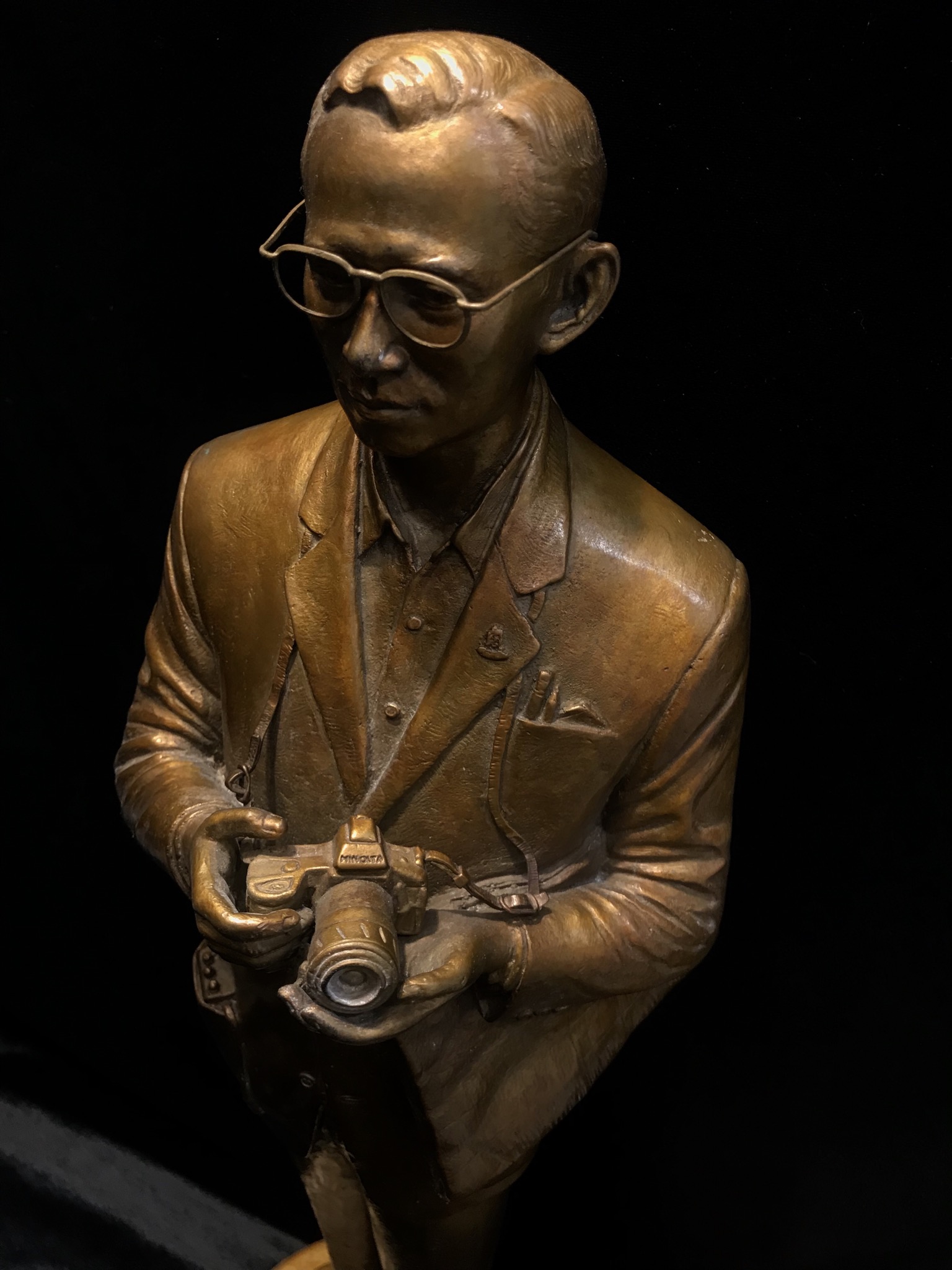 รูปหล่อพระบรมรูปพระบาทสมเด็จพระเจ้าอยู่หัว “ทรงงาน” เนื่องในโอกาสเฉลิมพระชนมพรรษา 86 พรรษา 5 ธันวาคม 2556 (ในหลวงท่านทรงดำริให้จัดสร้าง และ ตรวจงานด้วยพระองค์เอง)