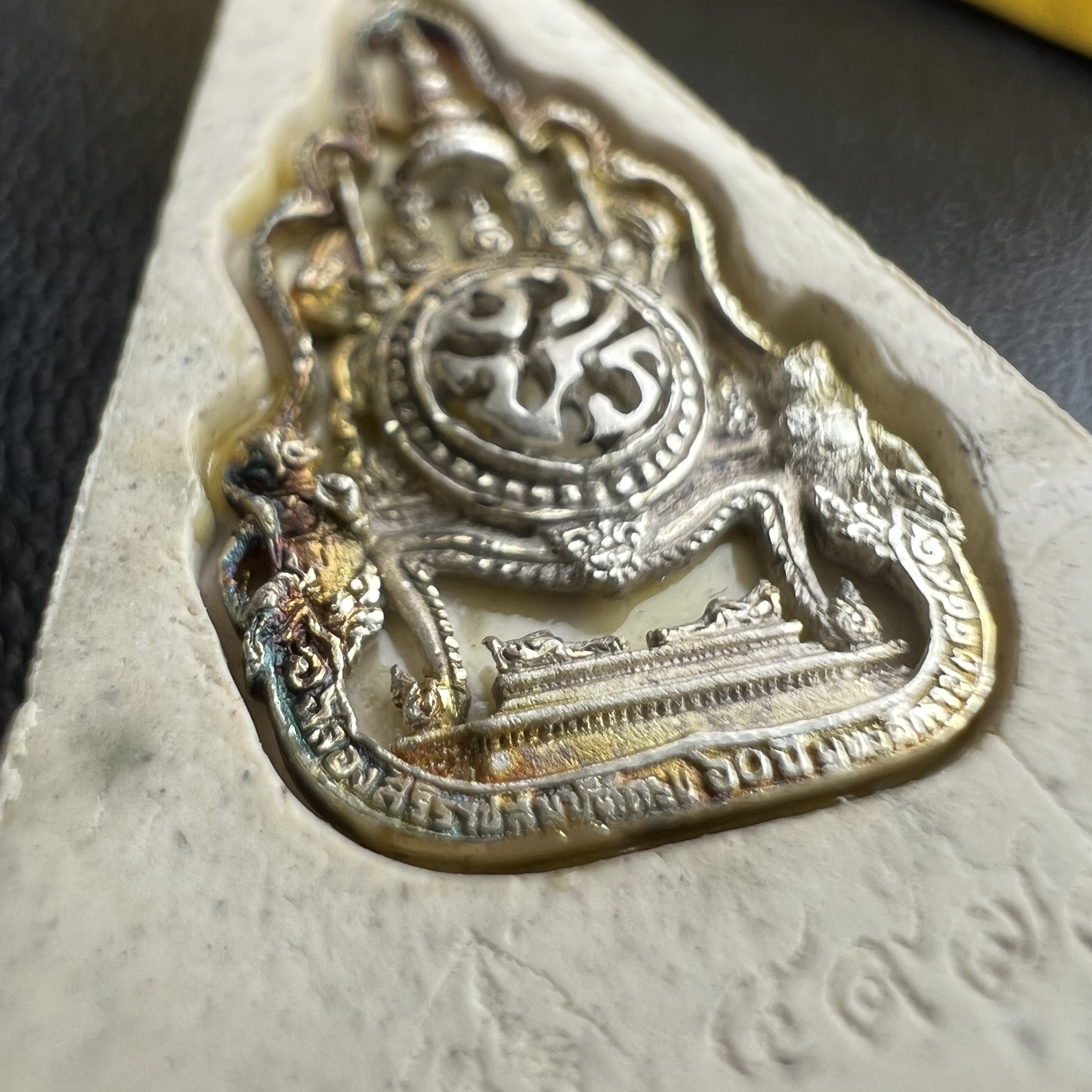 พระแก้วมรกต(จำลอง)ทรงเครื่องฤดูร้อน พระผงบูชา ด้านหน้าปิดทอง ด้านหลังตราสัญลักษณ์ฉลองสิริราชสมบัติครบ 60ปี เนื้อเงิน(รุ่นนี้ได้พระราชทานเส้นพระเจ้า(เส้นผม)รัชกาลที่9ในการจัดสร้าง)