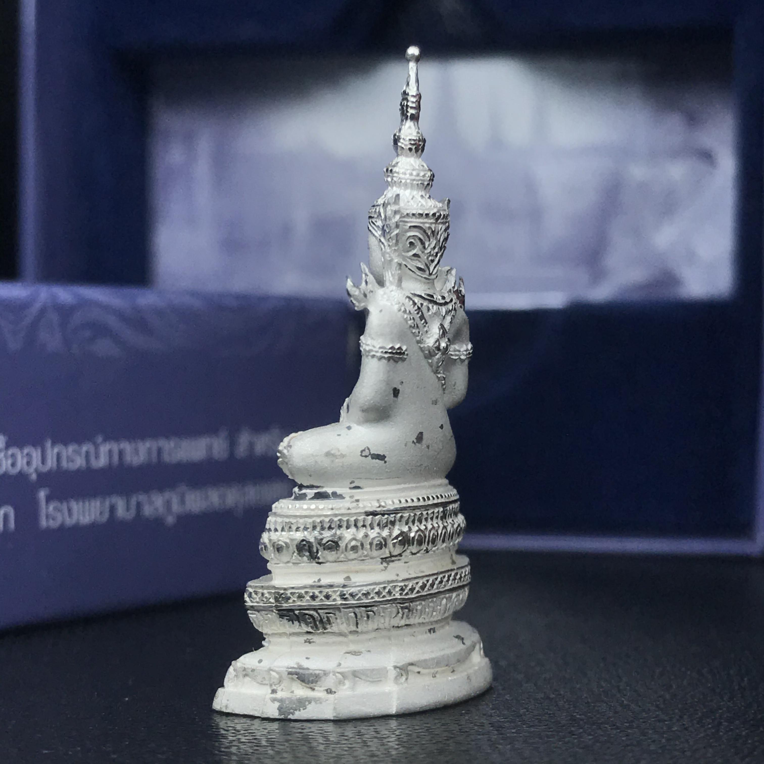 พระแก้วมรกต ภปร.หน้าตัก 1/2 นิ้ว จัดสร้างโดย รพ.ภูมิพลฯ ปี2547 ลอยองค์เนื้อเงิน(1ใน3000องค์)(หายาก)