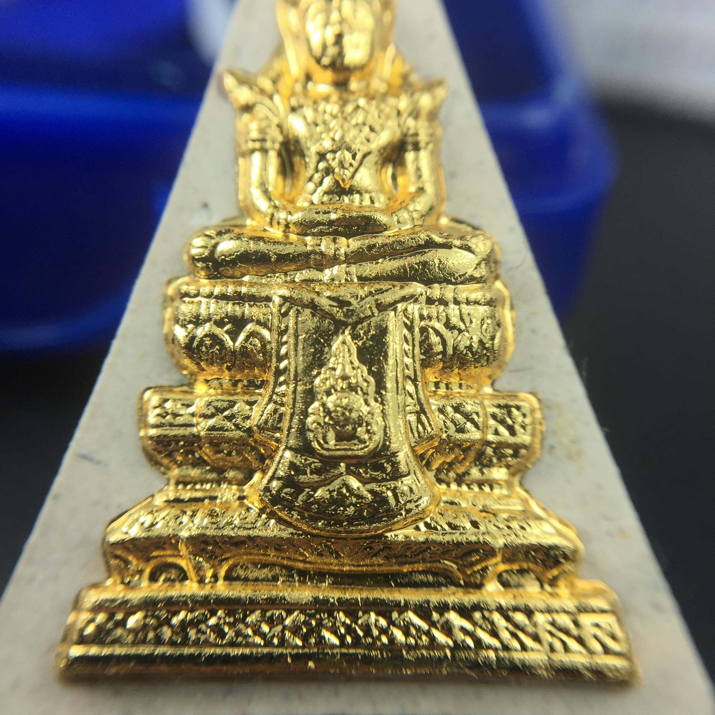 พระแก้วมรกต(จำลอง)ทรงเครื่องฤดูร้อน พระผงบูชา ด้านหน้าปิดทอง ด้านหลังตราฉลองสิริราชสมบัติครบ 60ปี เนื้อเงินขึ้นสีรุ้งธรรมชาติสร้างสรรค์งดงาม(รุ่นนี้ได้พระราชทานเส้นพระเจ้า(เส้นผม)รัชกาลที่9ในการจัดสร้าง)***องค์นี้พิเศษมองเห็นเส้นผมติดอยู่ด้านหลังชัดเจน***