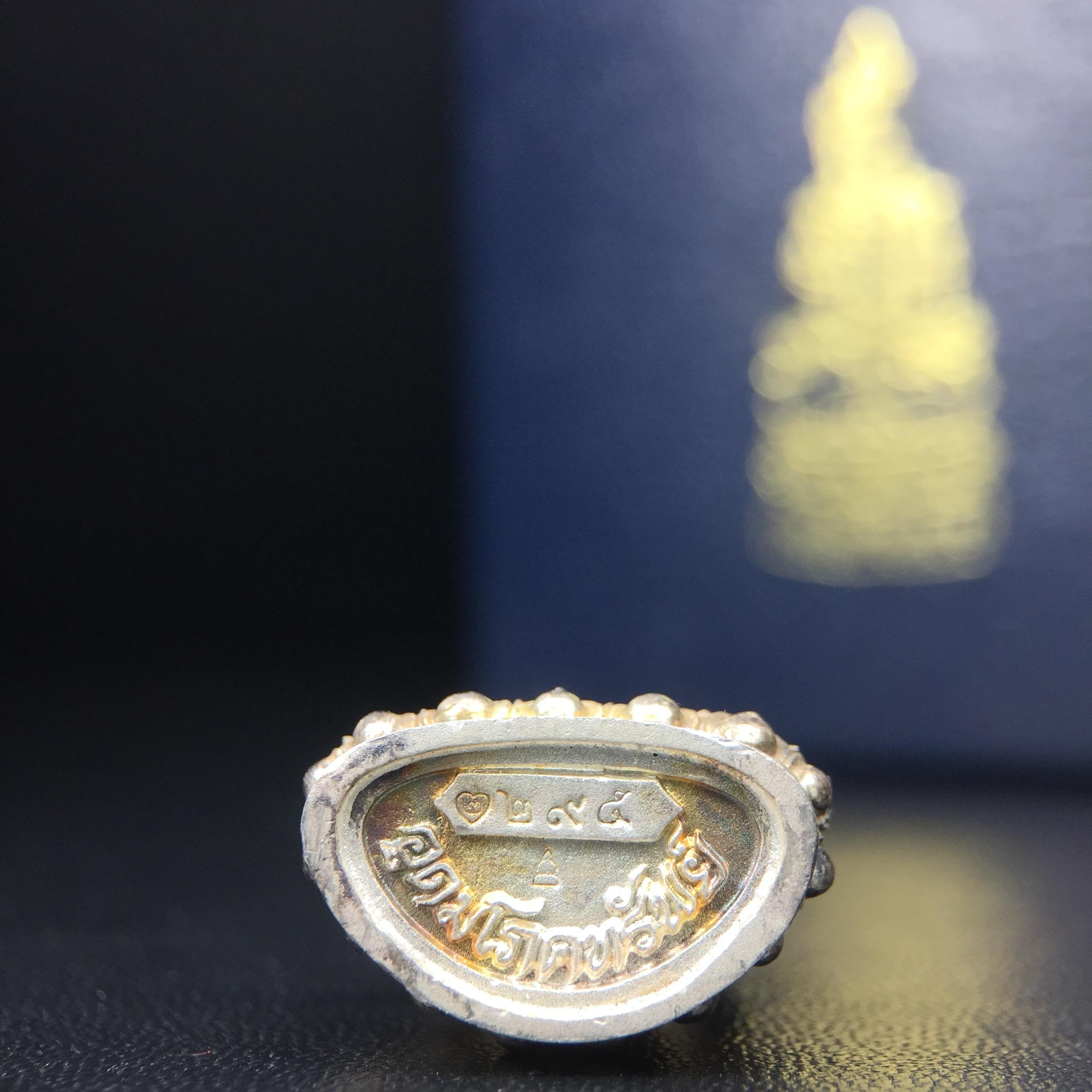 พระกริ่งอวโลกิเตศวร ( เจ้าแม่กวนอิม ) วัดโพธิ์แมนคุณาราม เนื้อเงิน พ่นทราย(ผิวเดิม ขึ้นสีรุ้งธรรมชาติ แบบนิยม เสน่ห์ของพระเนื้อเงิน) รุ่นอุดมโภคทรัพย์ พ.ศ.2539(อีกหนึ่งรุ่นยอดนิยม พุทธศิลป์สวยงดงาม)