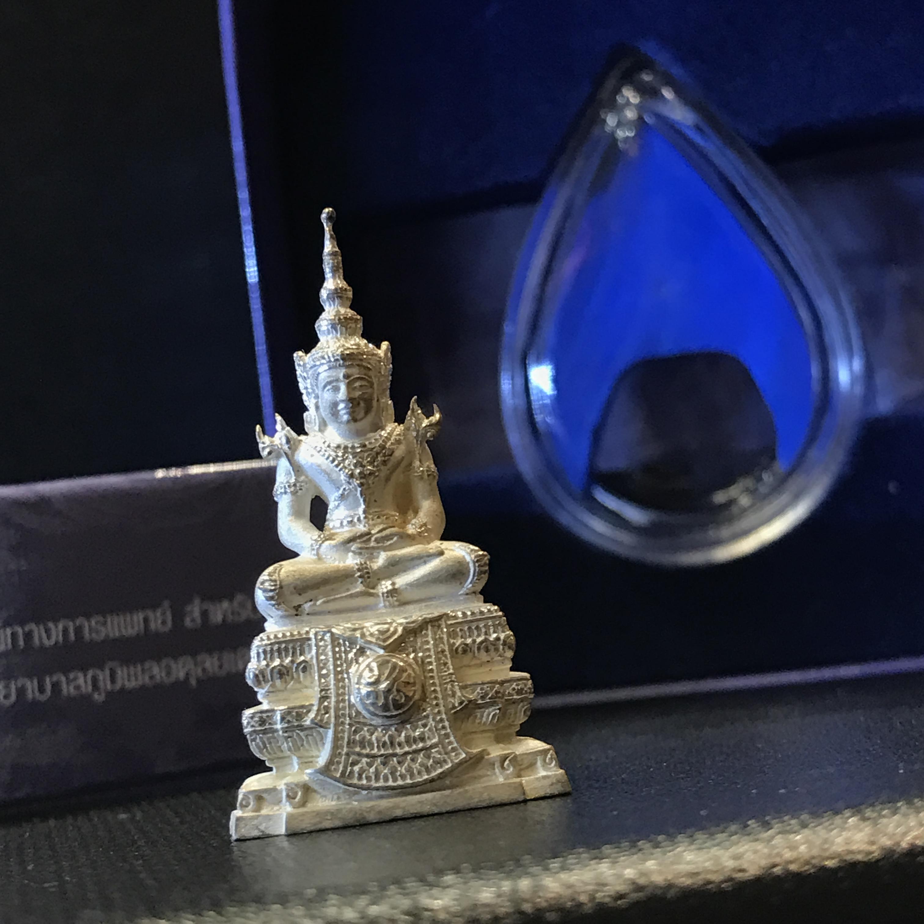 พระพุทธมหามณีรัตนปฏิมากร จำลอง (พระแก้วมรกต) ขนาดลอยองค์หน้าตัก 1/2 นิ้ว ตราสัญลักษณ์ ภ.ป.ร. ปี2547 เนื้อเงิน