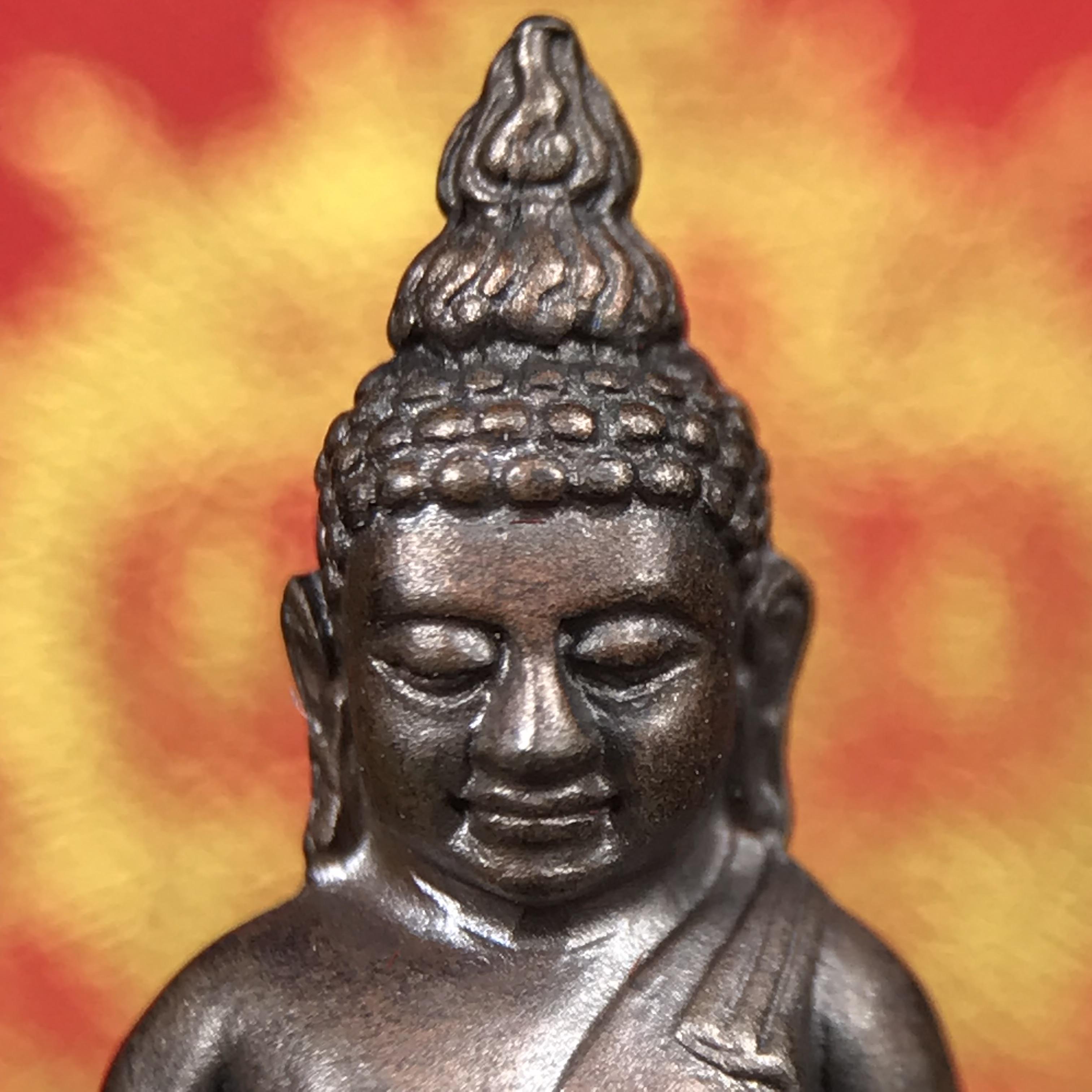 พระกริ่งไพรีพินาศ บรรจุเหล็กไหล ครั้งแรกและครั้งเดียวในประวัติศาสตร์ เฉลิมพระเกียรติ พระบาทสมเด็จพระเจ้าอยู่หัวรัชกาลที่9 พระชนมพรรษา 6 รอบ ปี2542 เนื้อนวโลหะผสมทองคำ(บรรจุเหล็กไหล)ดีนอก-ดีใน พิธีใหญ่ มวลสารเด่น (หายาก)