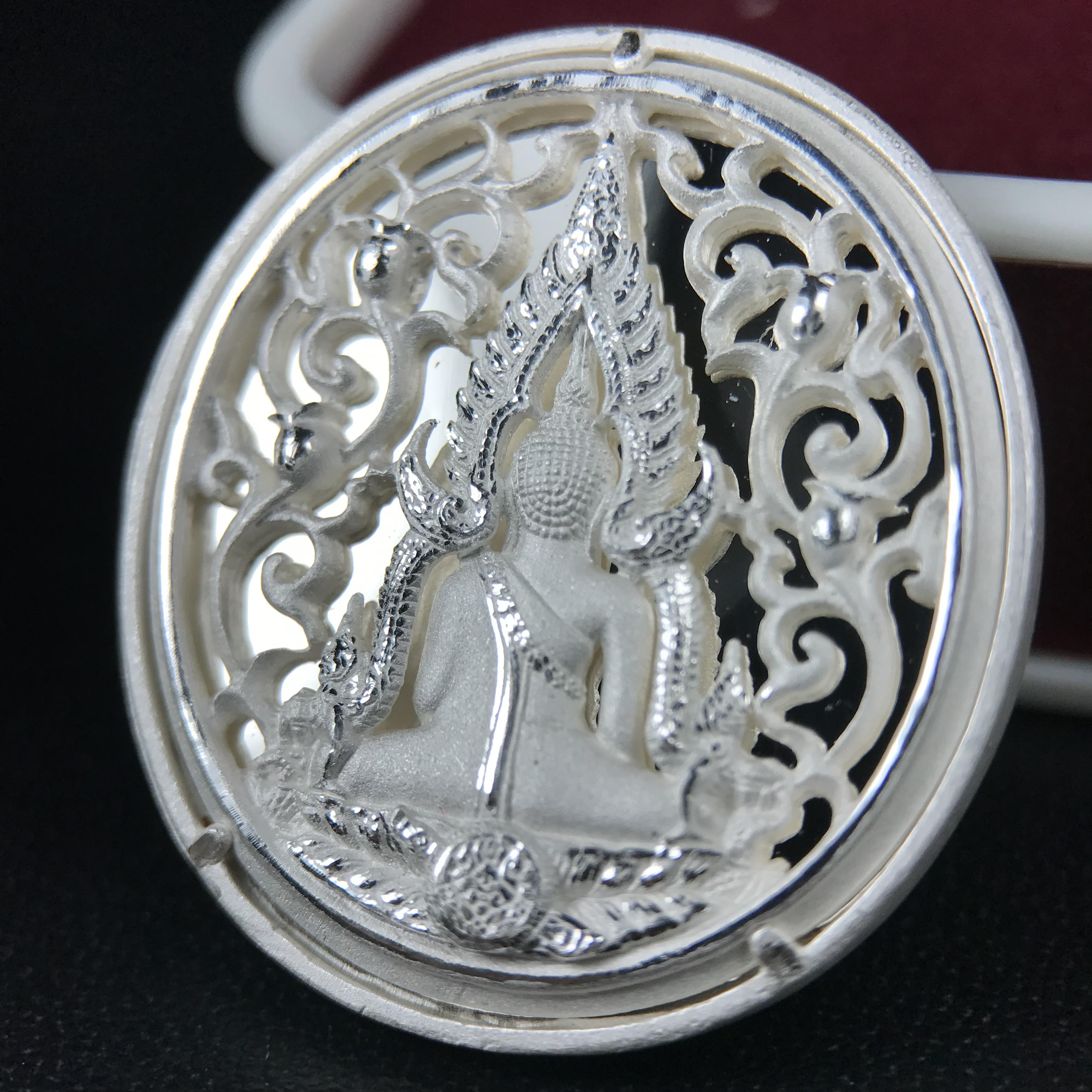 พระพุทธชินราช รุ่น ประวัติศาสตร์ มูลนิธิเพื่อตำรวจไทยจัดสร้าง ปี 2562 เนื้อเงินขัดเงา พิมพ์เหรียญรูปไข่ฉลุลายไทย พิมพ์ใหญ่ พระพุทธชินราช แบบจิวเวอร์รี่ (ขนาดสูง 2.9 ซม.) (สภาพ สวย ซีนซองเดิม กล่องบรรจุเดิมครบสมบูรณ์)