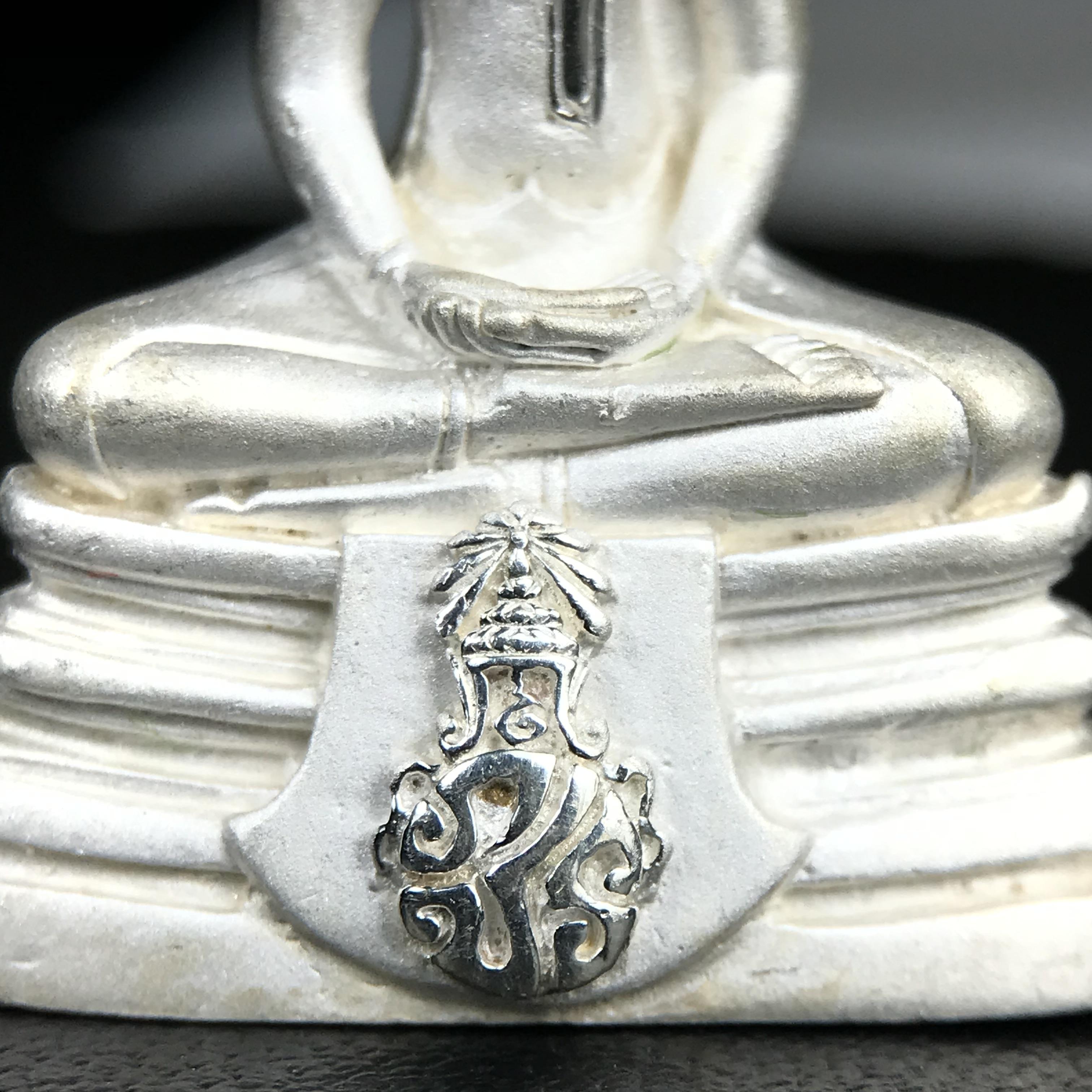 พระพุทธโสธร ภปร. รุ่นย้อนยุค สร้างพระอุโบสถ สมาคมชาวฉะเชิงเทรา จัดสร้าง ปี 2539 วโรกาสครองสิริราชสมบัติครบ 50 ปี เนื้อเงินทรายนวลขัดเงาบางส่วน พร้อมกล่องบรรจุและใบรับรองเดิม