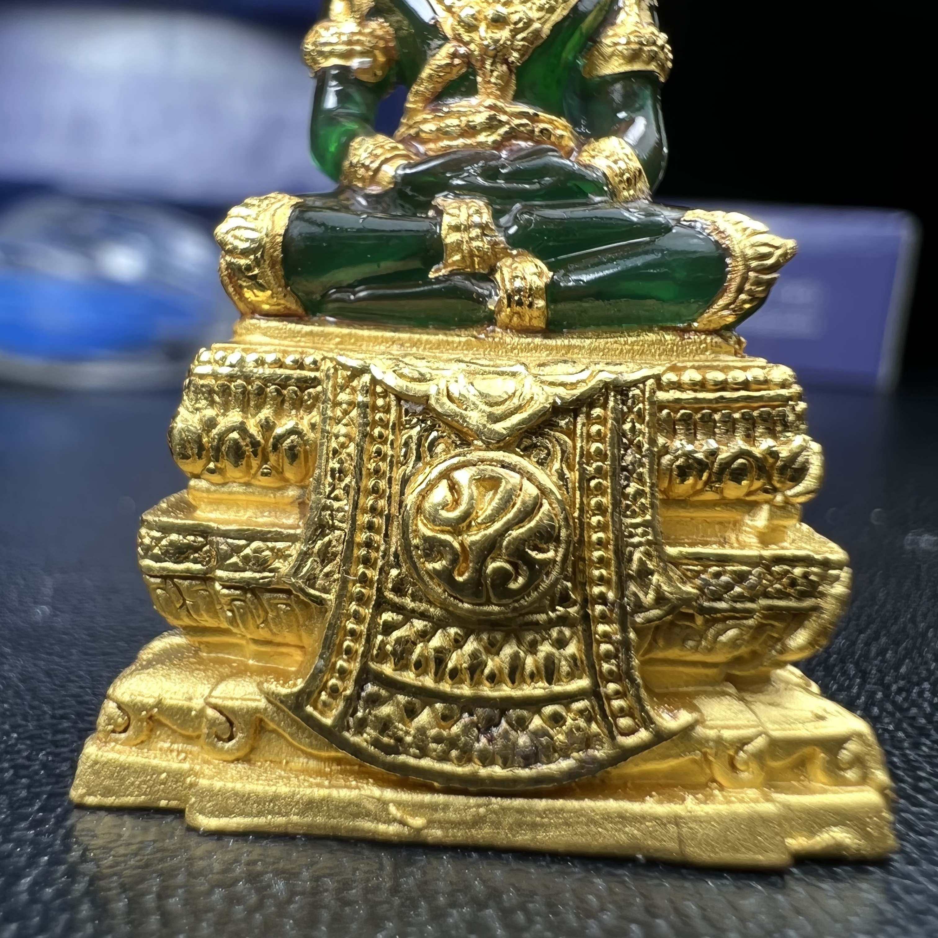 พระแก้วมรกต ภปร. จัดสร้างโดย รพ.ภูมิพลฯ ปี2547 ลอยองค์ขนาดหน้าตัก 1/2 นิ้ว เนื้อเรซิ่นหุ้มทองคำ99.99 งดงามทรงคุณค่าอีกหนึ่งรุ่นยอดนิยม หายาก