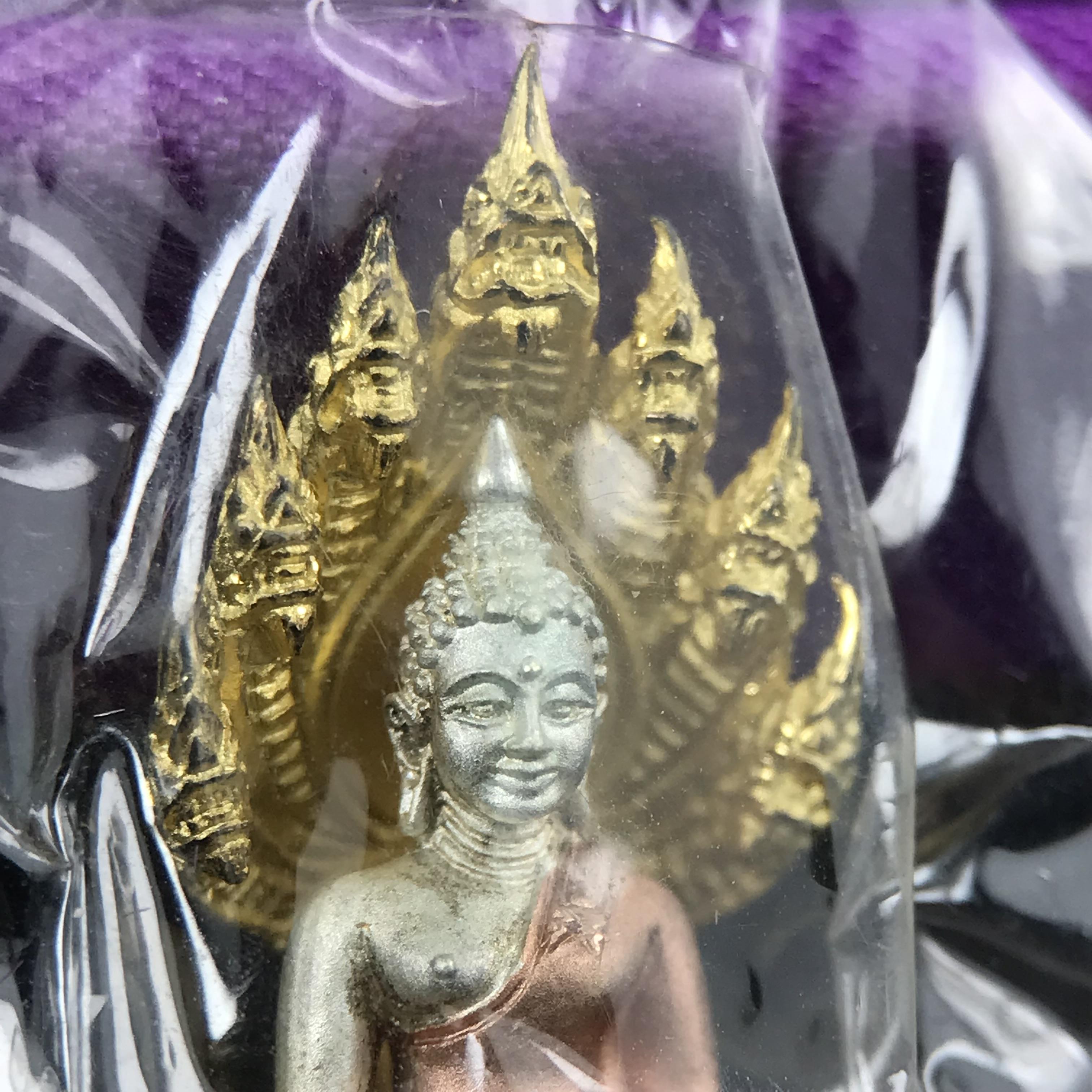 พระนาคปรก สธ. รุ่นสร้างพระอุโบสถเฉลิมพระเกียรติ 4 รอบ 84 พรรษา สมเด็จพระเทพรัตนราชสุดาฯ วัดบวรนิเวศวิหาร ปี 2543 พิมพ์เล็ก เนื้อเงินบริสุทธิ์ ชุบสามกษัตริย์แบบพ่นทรายขัดเงาบางส่วน(สภาพสวย ซีนซองกล่องบรรจุเดิม)พิธีใหญ่ พุทธศิลป์งดงาม หายาก (1 ใน 2999 องค์)