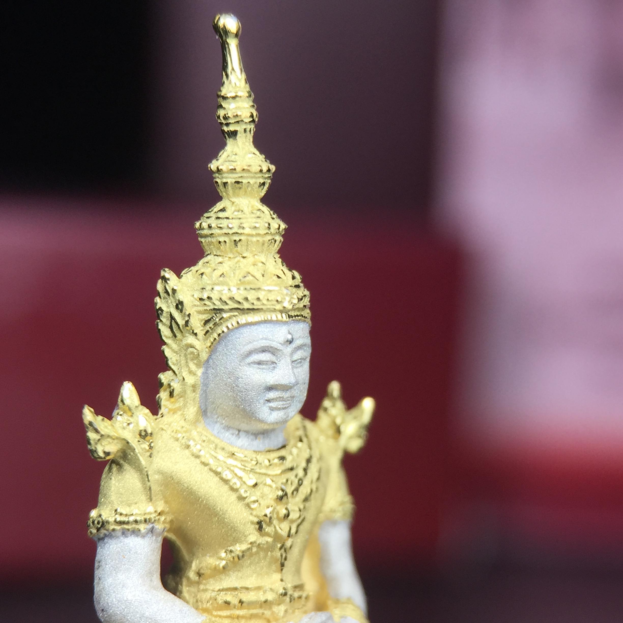 พระแก้วมรกต ภปร.(รุ่นแรก) ปี2545 จัดสร้างในมหาวโรกาส พระบาทสมเด็จพระเจ้าอยู่หัวรัชกาลที่ 9 ครบรอบ 75 พรรษา และฉลองกรุงรัตนโกสินทร์ครบ 220 ปี พิมพ์ลอยองค์ใหญ่ เนื้อเงินบริสุทธิ์ 92.5%(สามกษัตริย์) ขนาด 19*35 มม. พร้อมกล่อง สวยครบสมบูรณ์(องค์หมายเลข 2369)