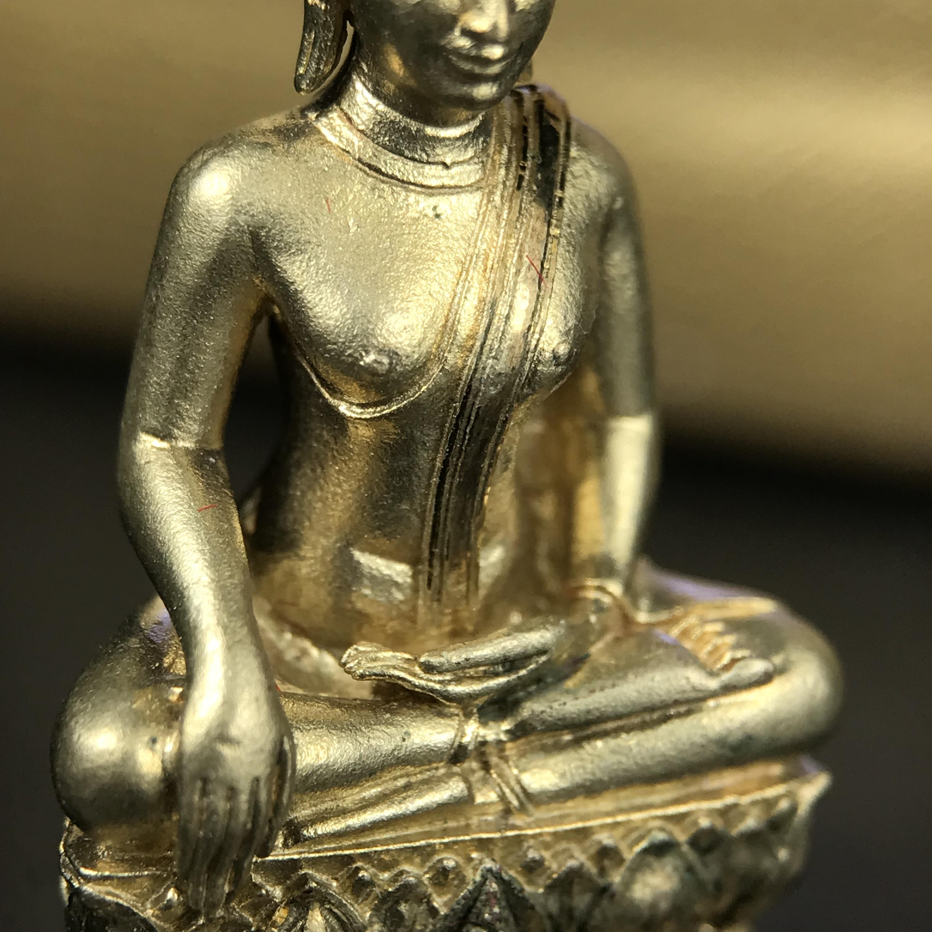 พระกริ่งพระพุทธนวราชบพิตร ตรากาญจนาภิเษกครองสิริราชสมบัติครบ 50 ปี รัชกาลที่ 9 ปี 2540 เนื้อทอง93(หายากพบเจอน้อยมาก) ขนาดสูง 3.2 ซม. พุทธศิลป์สวยงดงามและพิธีใหญ่วัดพระแก้ว(พุทธนวราชบพิตร นิมิตรหมายแห่งความสามัคคี ด้วยไมตรีแห่งองค์พระภูมิพล)