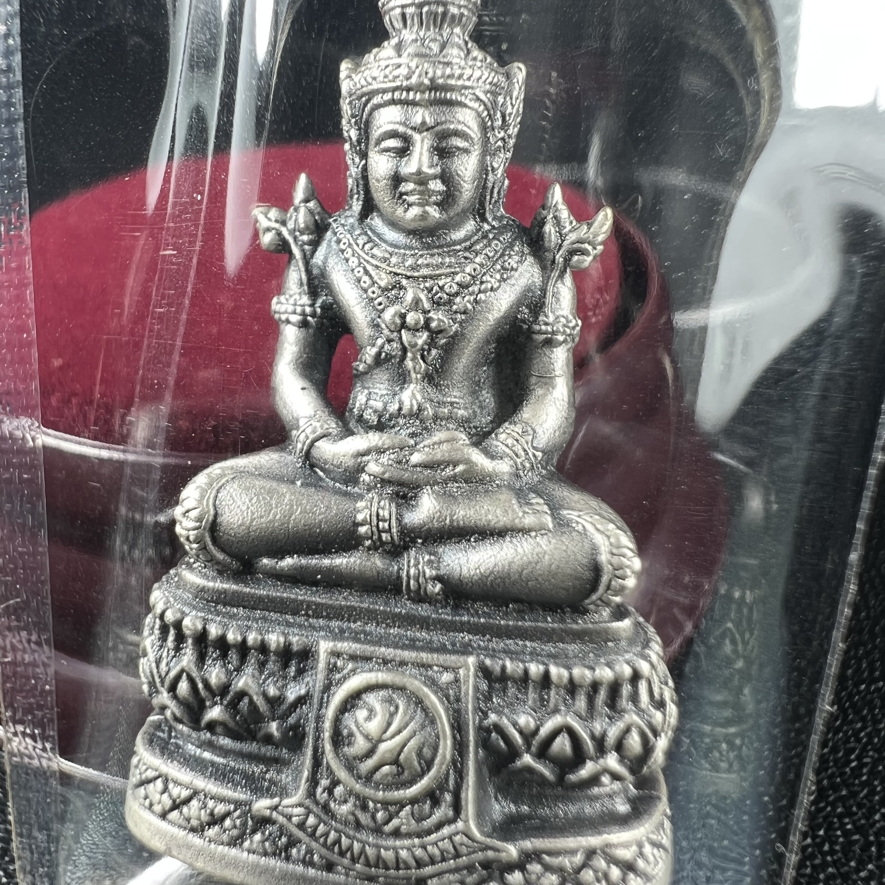 พระแก้วมรกต ภปร.(รุ่นแรก) ปี2545 รุ่นฉลองกรุงรัตนโกสินทร์ครบ 220 ปี พิมพ์ลอยองค์ใหญ่ เนื้ออัลปาก้า ชุบเงินลงดำ ขนาด 19*35 มม. พร้อมครอบตั้งโชว์เดิม องค์พระซีนซองเดิม สวยครบสมบูรณ์