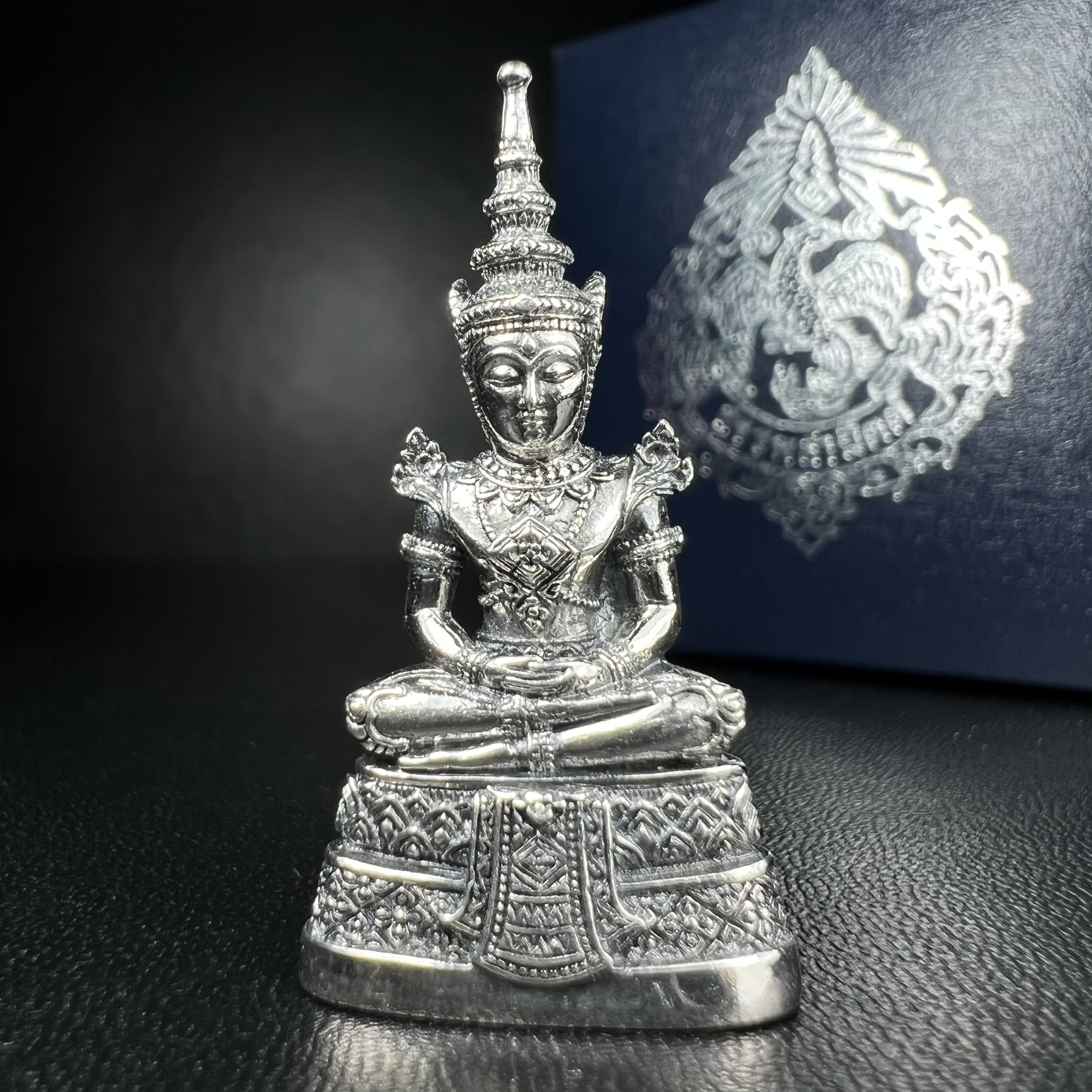 พระแก้วมรกต กรมสรรพสามิตจัดสร้างขึ้นเนื่องในโอกาสครบรอบ 64 ปีของกรมสรรพสามิต และเนื่องในวโรกาสที่พระบาทสมเด็จพระเจ้าอยู่หัวทรงครองราชย์ครบ 50 ปีในปีกาญจนาภิเษก เมื่อ พ.ศ.2539 เนื้อเงินรมดำขัดเงาพร้อมกล่องบรรจุเดิม