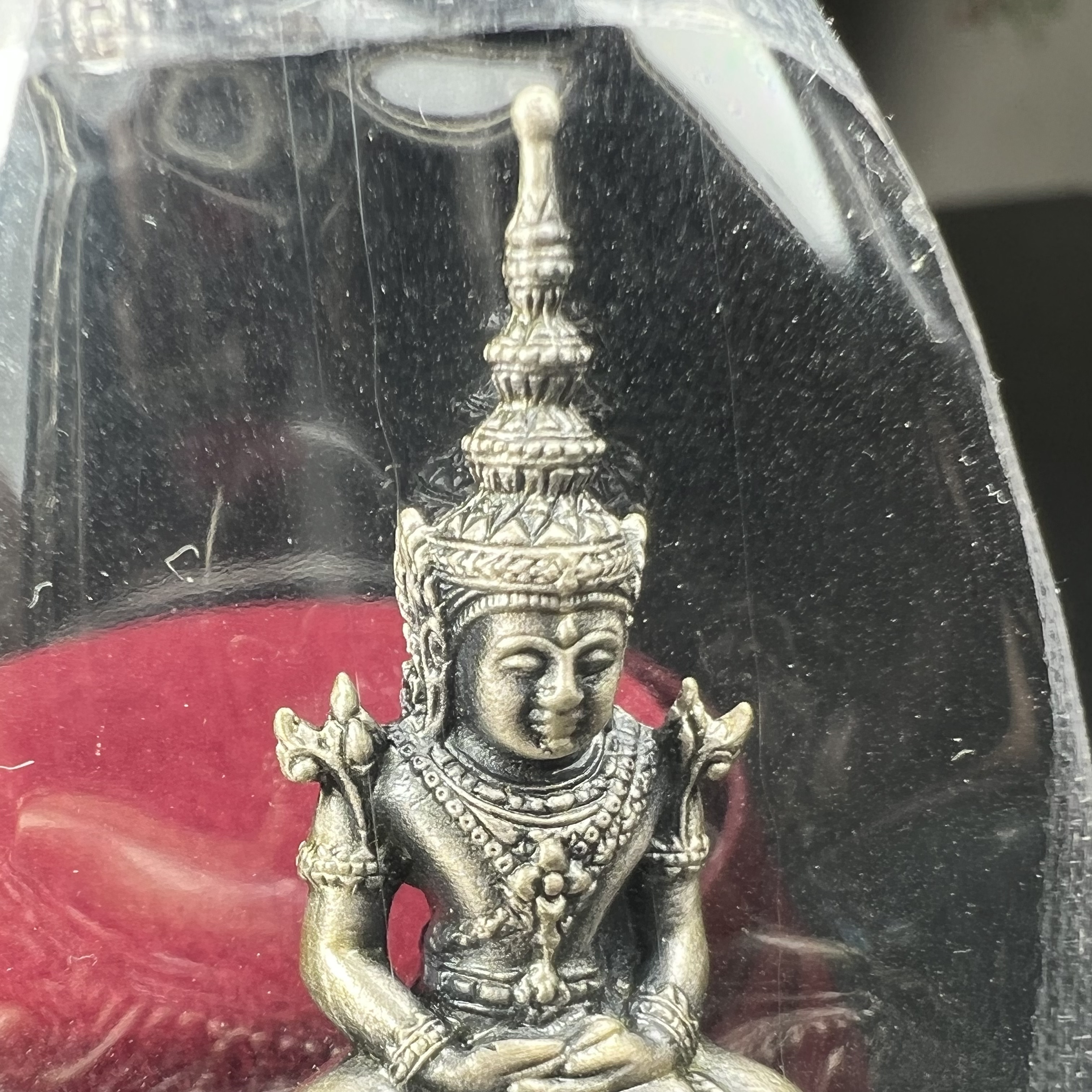 พระแก้วมรกต ภปร.(รุ่นแรก) ปี2545 รุ่นฉลองกรุงรัตนโกสินทร์ครบ 220 ปี พิมพ์ลอยองค์ใหญ่ เนื้ออัลปาก้า ชุบเงินลงดำ ขนาด 19*35 มม. พร้อมครอบตั้งโชว์เดิม องค์พระซีนซองเดิม สวยครบสมบูรณ์