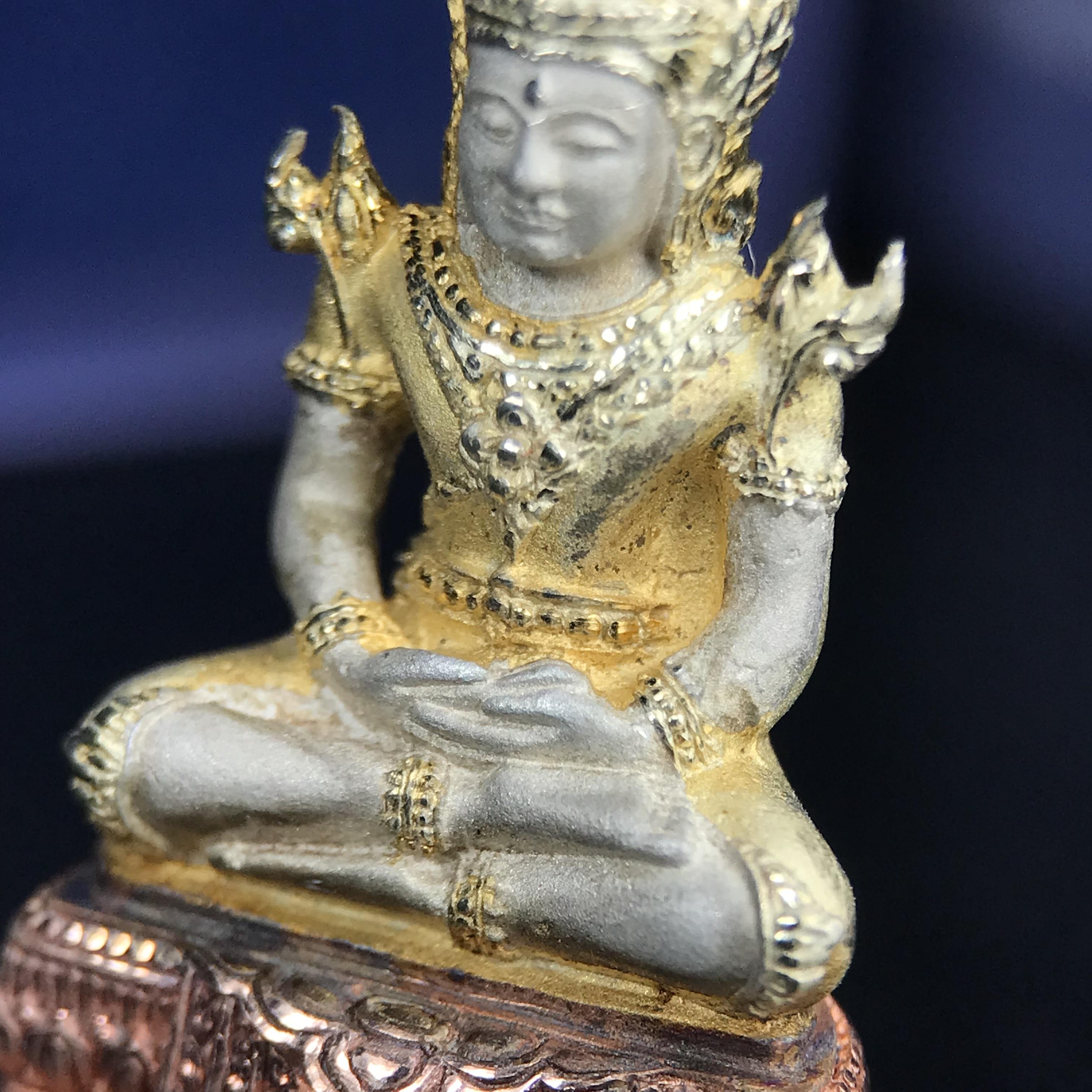 พระแก้วมรกต ภปร. ปี 2547 จัดสร้างโดยโรงพยาบาลภูมิพลอดุลยเดช เนื้อเงิน(3 กษัตริย์) ลอยองค์ หน้าตัก 1/2 นิ้ว สูง 3.7 ซม.พิธีมหามังคาภิเษก ณ พระอุโบสถวัดพระศรีรัตนศาสดาราม(วัดพระแก้ว) งดงามทรงคุณค่าอีกหนึ่งรุ่นยอดนิยม หายาก(องค์หมายเลข ๑๔๑๖)