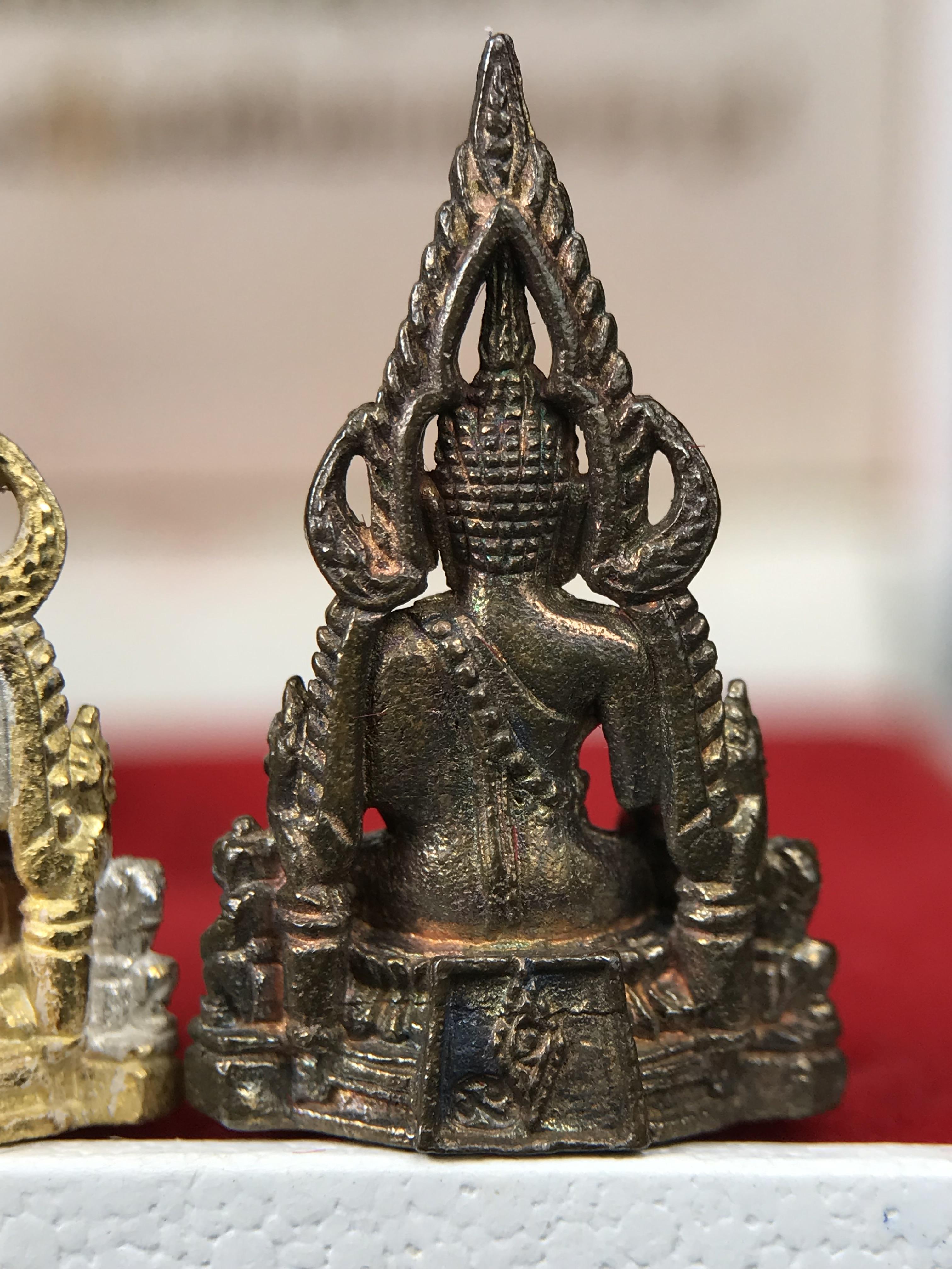 พระพุทธชินราช รุ่นมหาสิทธิโชค ปี2540 พิมพ์เล็กชุด3องค์ ขนาด 15 x 23 มม.(1.เงินสามกษัตริย์2.เงิน3.นวะ) พระดีพิธีใหญ่ พิธีพุทธาภิเษก ณ สถานที่ศักดิ์สิทธิ์เมืองพิษณุโลก ๔ ครั้ง โดยพระเกจิอาจารย์ชื่อดังทั่วประเทศ ๙๙ รูป โดยมีสมเด็จพระญาณสังวร เป็นประธานในพิธี