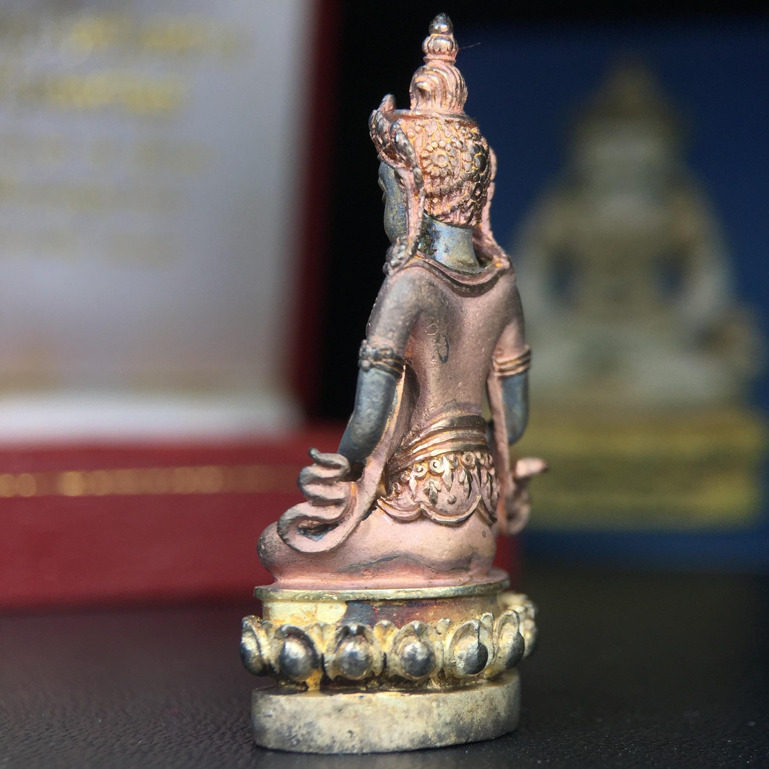 พระกริ่งอวโลกิเตศวร ( เจ้าแม่กวนอิม ) วัดโพธิ์แมนคุณาราม รุ่นอุดมโภคทรัพย์ พ.ศ.2539 เนื้อเงิน 3 กษัตริย์ พ่นทราย(ผิวเดิม ขึ้นสีรุ้งธรรมชาติ แบบนิยม เสน่ห์ของพระเนื้อเงิน) (พร้อมกล่องบรรจุการ์ดใบรับรองเดิมครบ) (อีกหนึ่งรุ่นยอดนิยม พุทธศิลป์สวยงดงาม)