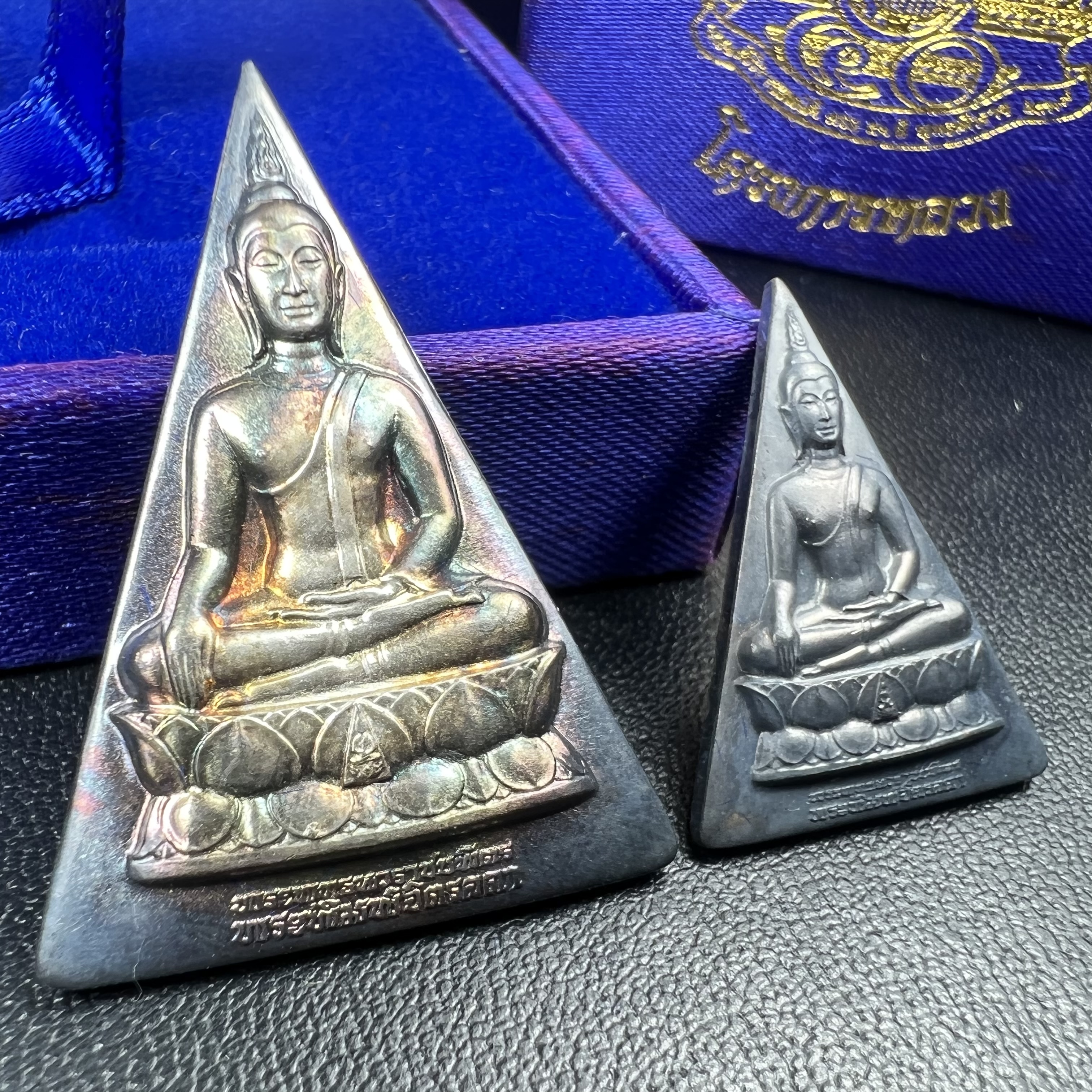 พระพุทธนวราชบพิตร พระพิมพ์จิตรลดา โครงการหลวง ปี2539 (พิมพ์ใหญ่+พิมพ์เล็ก) เนื้อเงินผิวเดิมขึ้นสีรุ่ง สวย แบบนิยมพร้อมกล่องบรรจุเดิม พิธีใหญ่ ปลุกเสกวัดพระแก้ว(1ชุด 2 องค์)