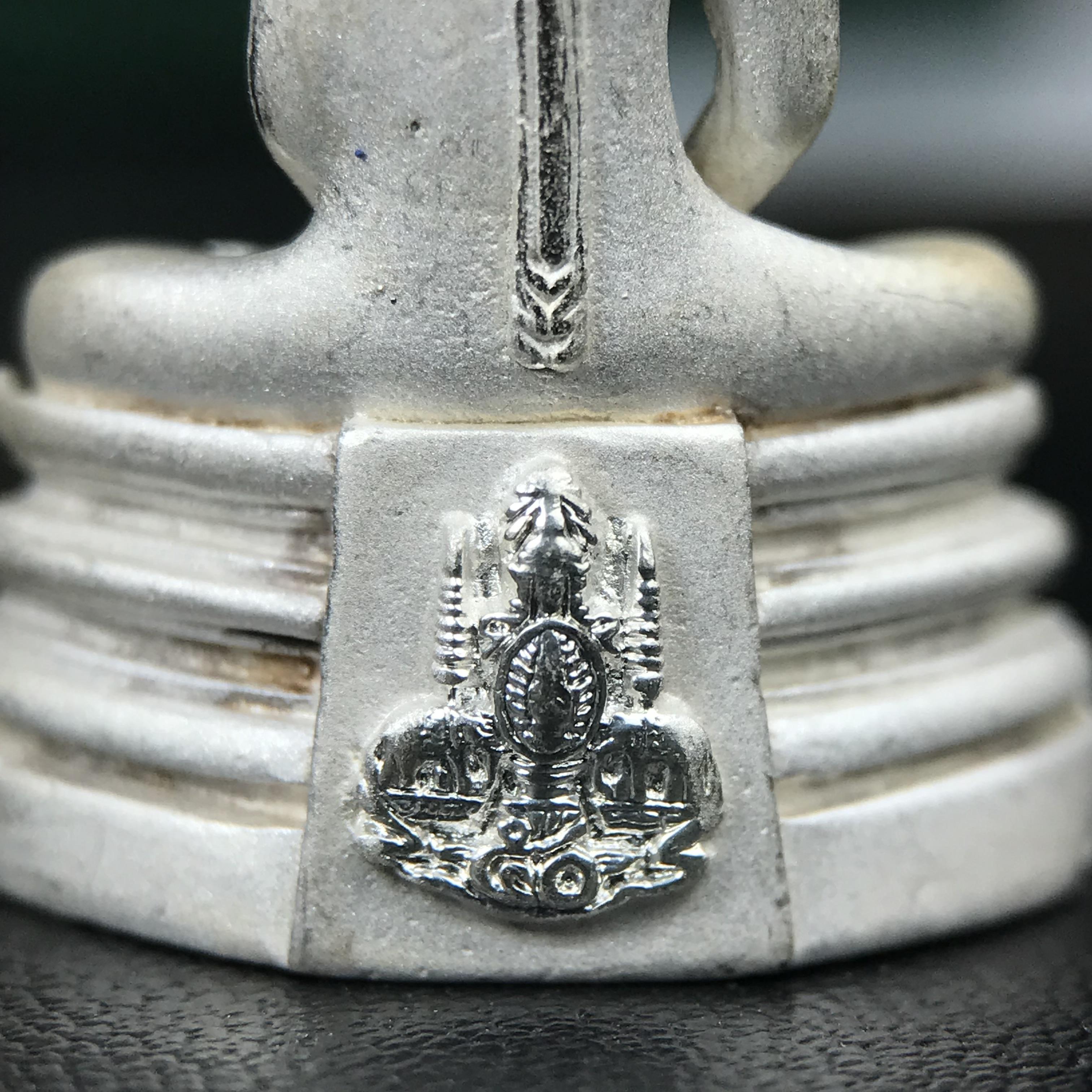 พระพุทธโสธร ภปร. รุ่นย้อนยุค สร้างพระอุโบสถ สมาคมชาวฉะเชิงเทรา จัดสร้าง ปี 2539 วโรกาสครองสิริราชสมบัติครบ 50 ปี เนื้อเงินทรายนวลขัดเงาบางส่วน พร้อมกล่องบรรจุและใบรับรองเดิม