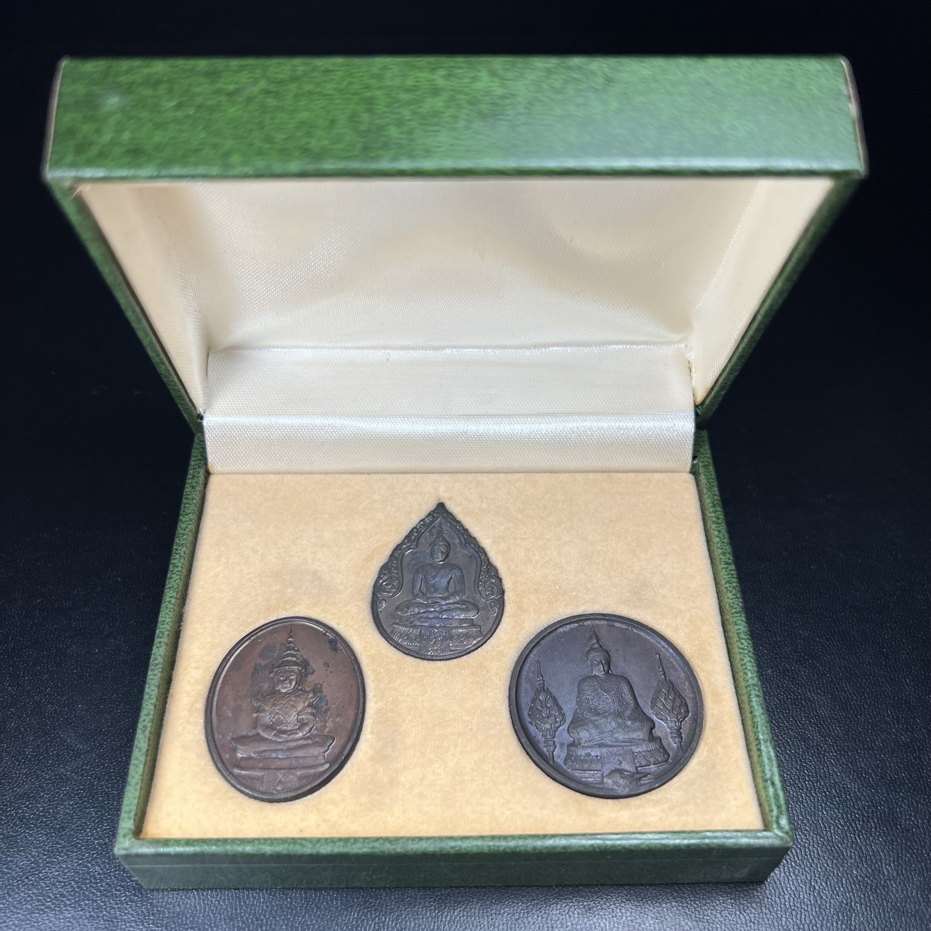 เหรียญพระแก้วมรกตหลัง ภปร. ฉลองกรุงรัตนโกสินทร์ครบ 200 ปี พ.ศ.2525 เนื้อทองแดงกล่องบรรจุเดิมครบ3พิมพ์(บล็อกพระราชศรัธา)(ในหลวงรัชกาลที่9 เสด็จในพิธี)พระคู่บ้านคู่เมือง...พระดี...พิธีใหญ่