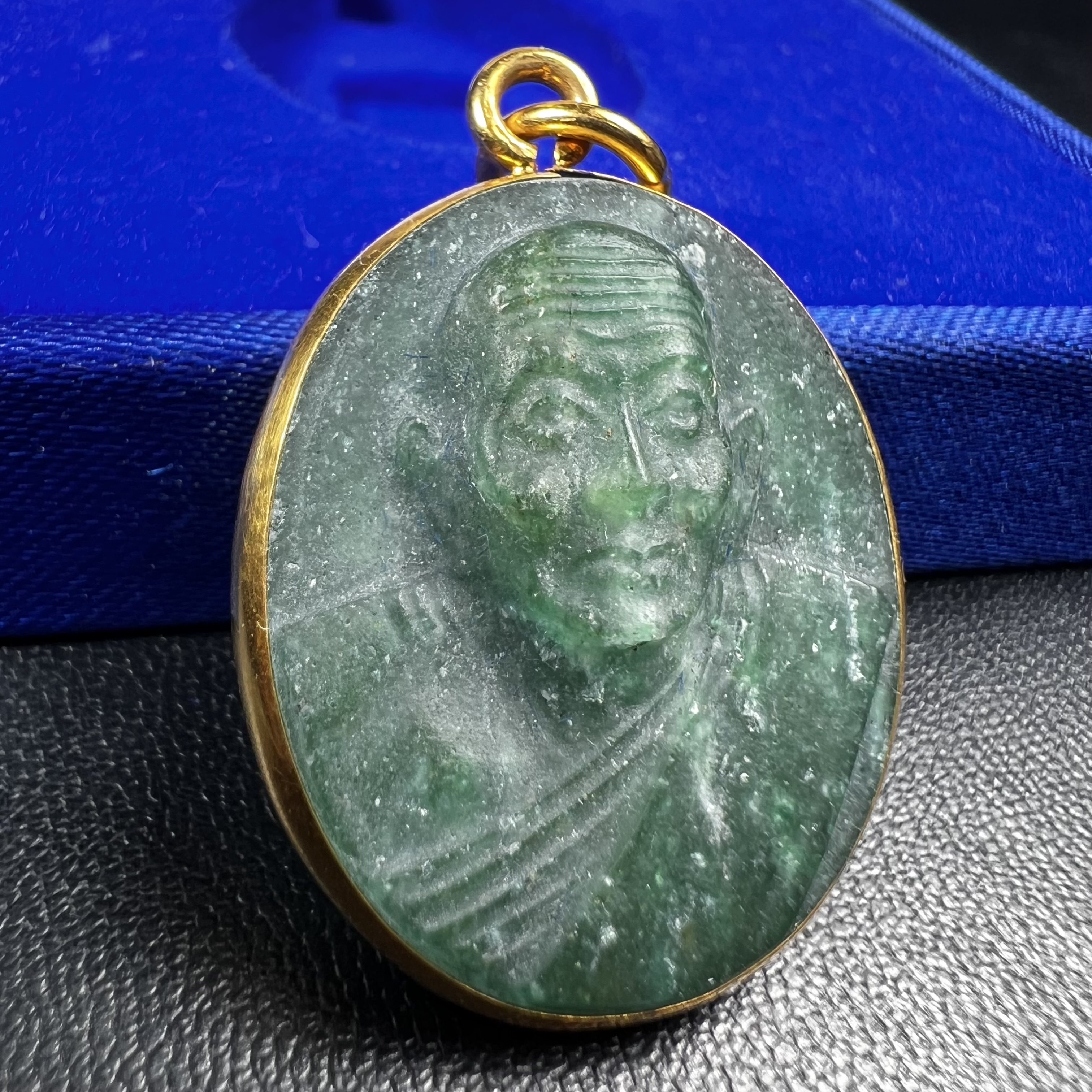 หลวงปู่ทวด วัดพะโคะ จ.สงขลา ปี 2543 เหรียญหยกรูปไข่(เลี่ยมทองคำ) ขนาด 2.2 x 2.5 ซม. ด้านหลังแผ่นโค๊ตทองคำ สร้างโดยสมาคมชาวเพชรบุรี “สมเด็จเจ้าพะโคะหลวงปู่ทวดเหยียบน้ำทะเลจืด” ครั้งแรกแห่งประวัติศาสตร์(สวยงามเป็นของล้ำค่าหายากมาก)สภาพสวยสมบูรณ์