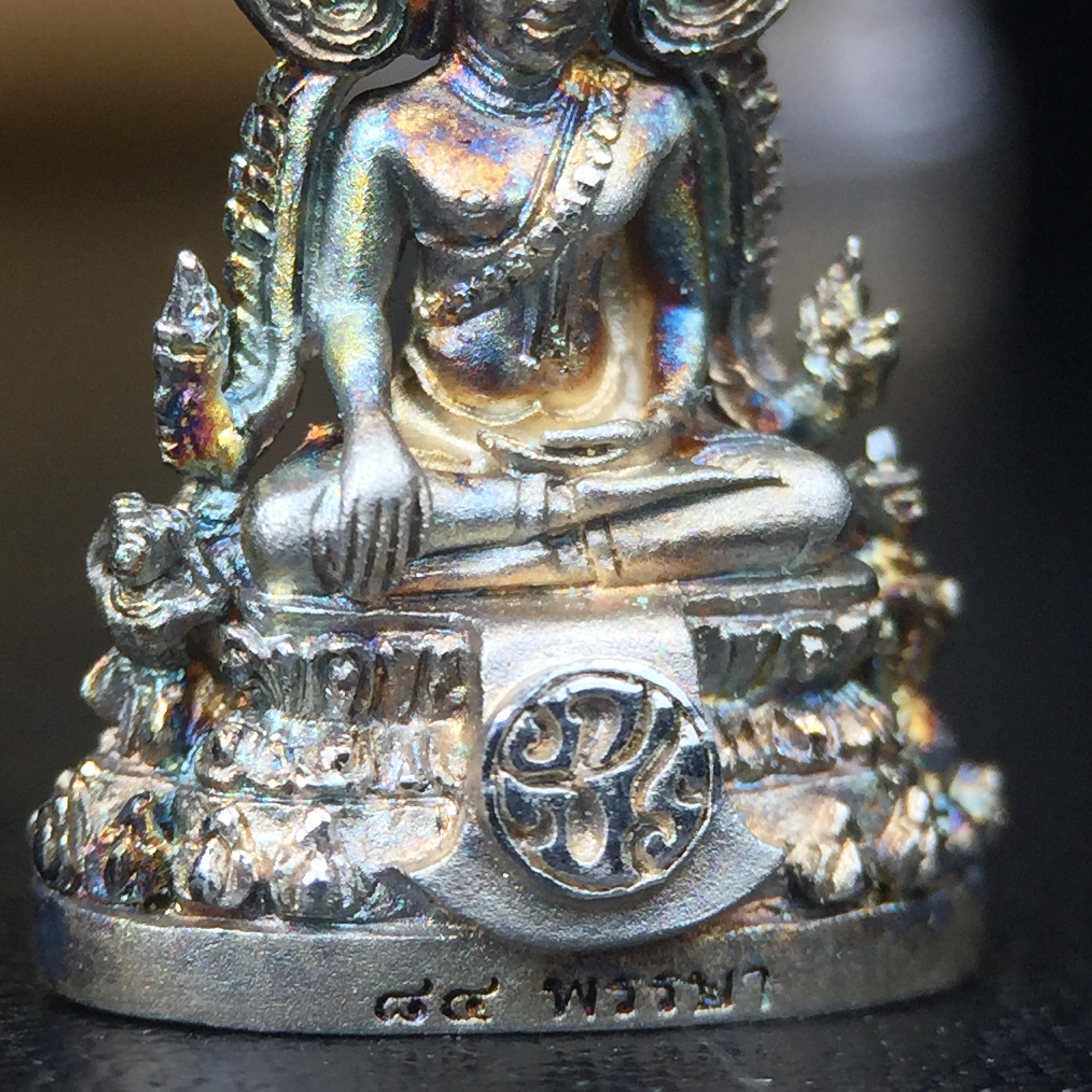 พระพุทธชินราช(จำลอง) ภปร. 84 พรรษา เนื้อเงินชุบทองคำขาว พิมพ์เล็กขนาดหน้าตัก 1/4 นิ้ว (สภาพผิวเดิมสวย ขึ้นสีรุ้งธรรมชาติ แบบนิยม)(พระราชทานมวลสาร จิตรลดาและเส้นพระเจ้า(เส้นผม))พุทธศิลป์ทรงคุณค่าอีกหนึ่งรุ่นยอดนิยม