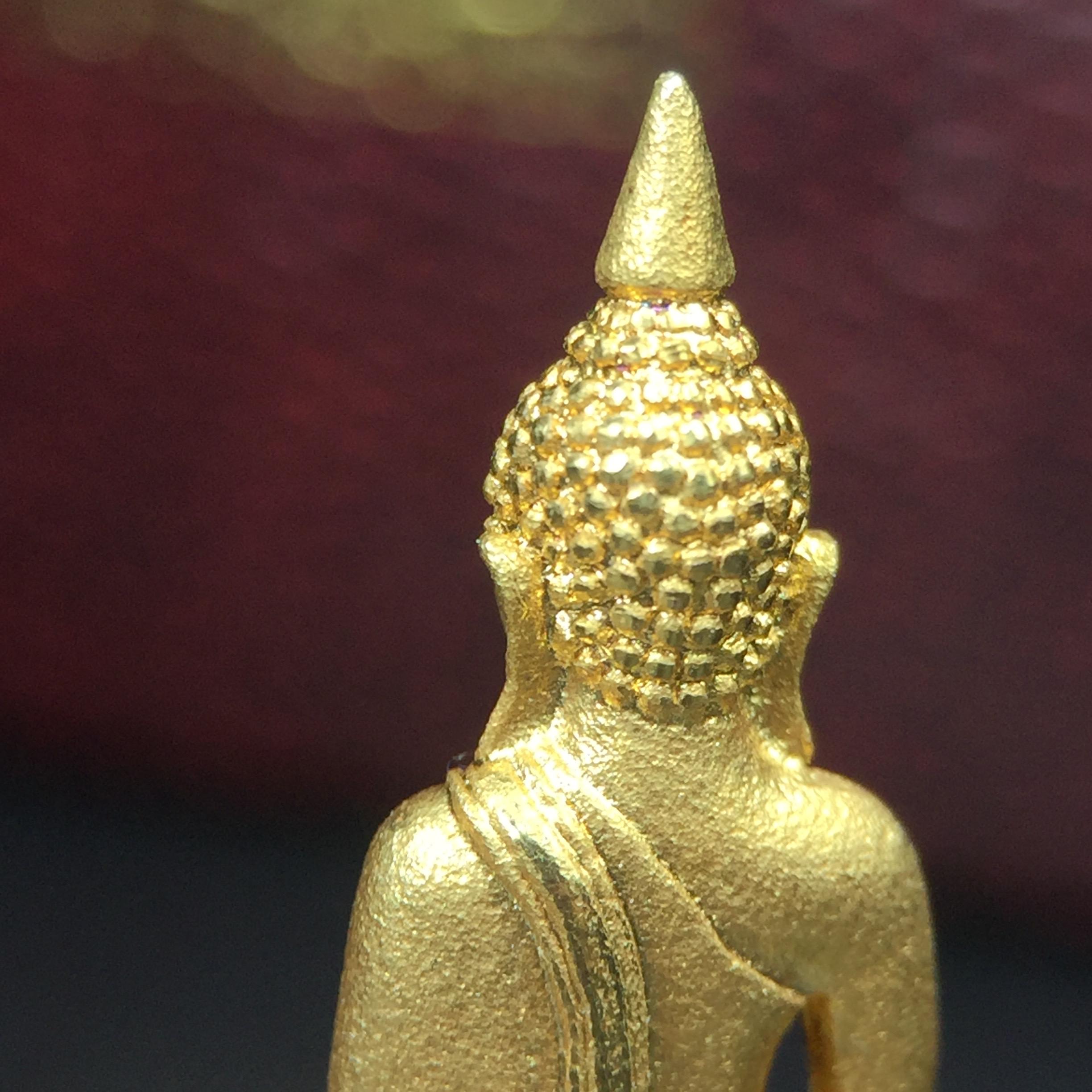 พระพุทธโสธร(หลวงพ่อโสธร) รุ่นสร้างอุโบสถ ปี2539 เนื้อเงิน(ชุบทองพ่นทรายขัดเงาบางส่วน สวยดุจทองคำ) ลอยองค์พิมพ์ใหญ่ สภาพสวยกล่องบรรจุเดิมครบสมบูรณ์(แบบนี้หายาก)(งานแพรนด้า จิวเวลรี่)สวยงดงาม