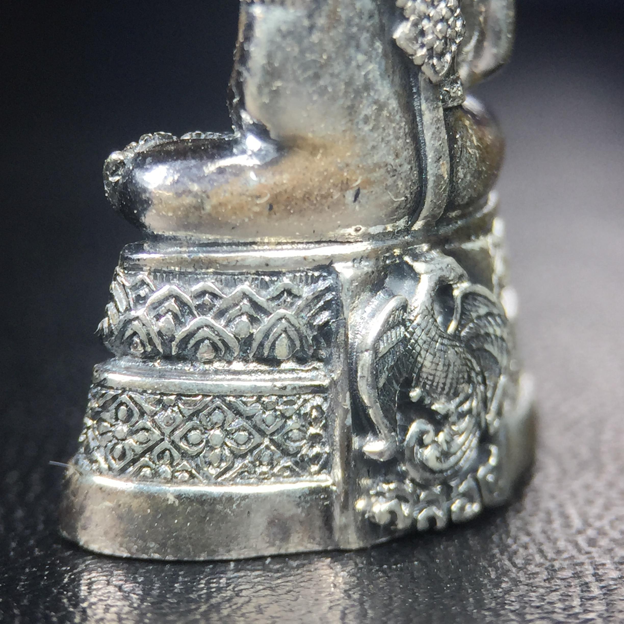 พระแก้วมรกต กรมสรรพสามิตจัดสร้างขึ้นเนื่องในโอกาสครบรอบ 64 ปีของกรมสรรพสามิต และเนื่องในวโรกาสที่พระบาทสมเด็จพระเจ้าอยู่หัวทรงครองราชย์ครบ 50 ปีในปีกาญจนาภิเษก เมื่อ พ.ศ.2539 เนื้อเงินรมดำขัดเงาพร้อมกล่องบรรจุเดิม