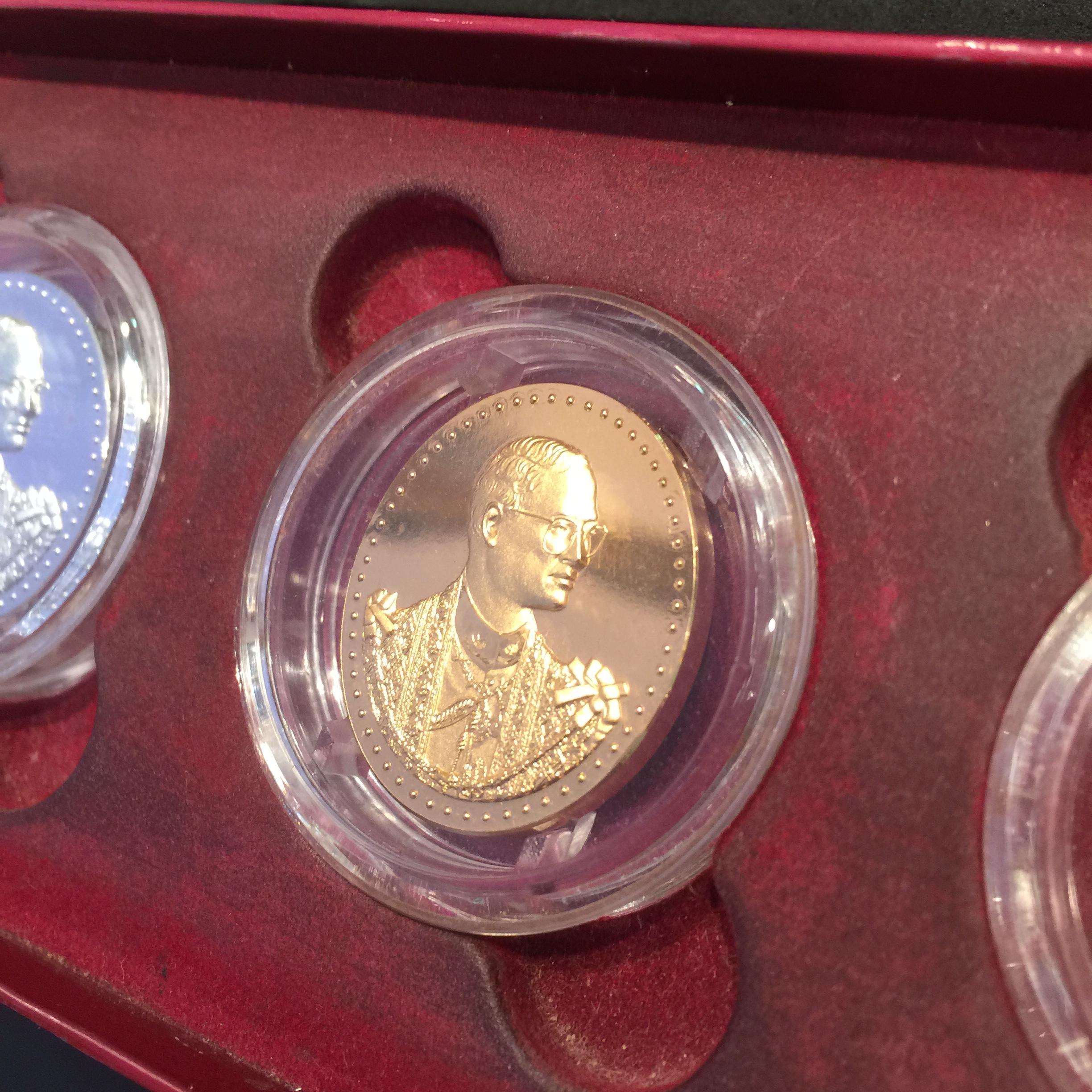 ชุดเหรียญ พระบาทสมเด็จพระเจ้าอยู่หัว 75 พรรษา