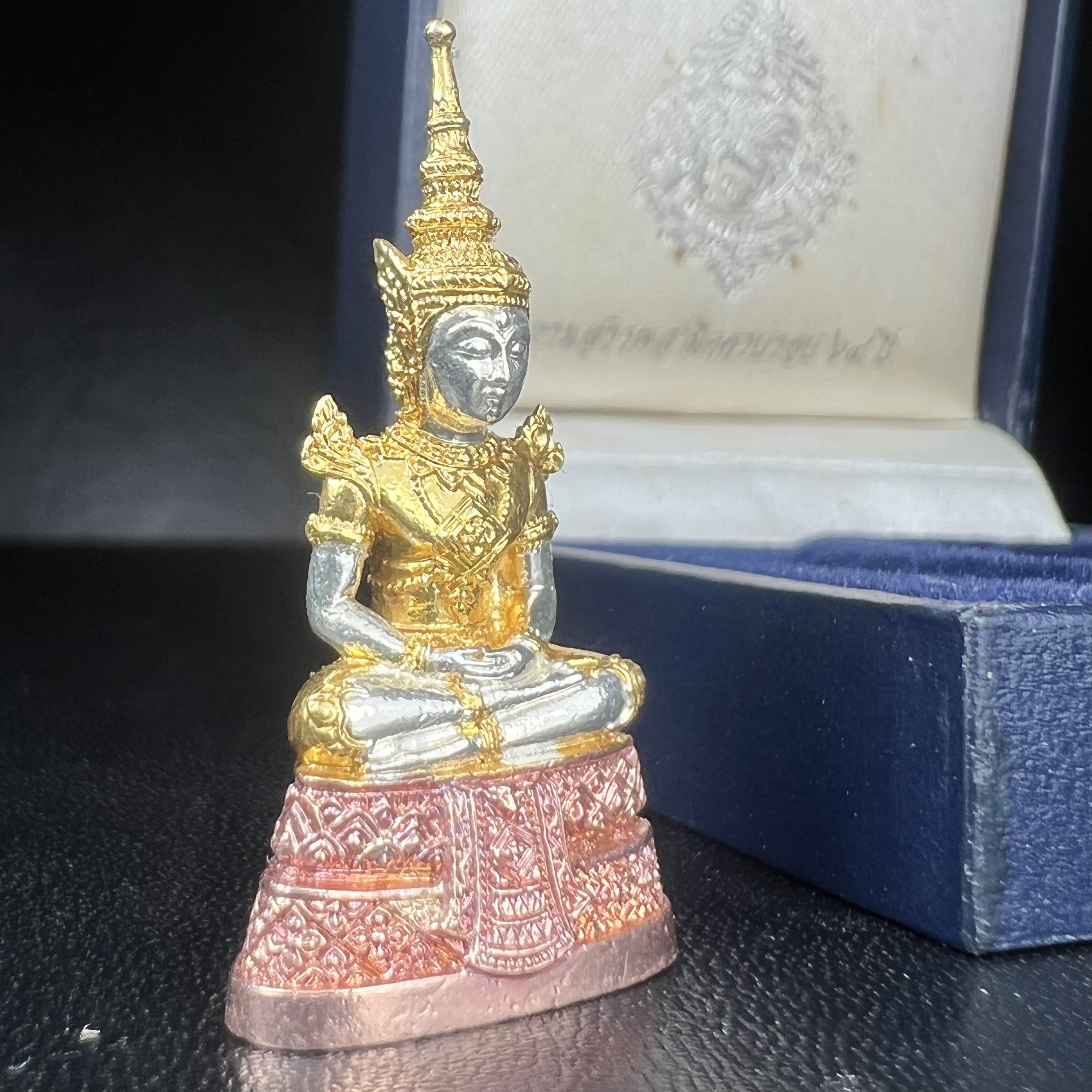 พระแก้วมรกต กรมสรรพสามิตจัดสร้างขึ้นเนื่องในโอกาสครบรอบ 64 ปีของกรมสรรพสามิต และเนื่องในวโรกาสที่พระบาทสมเด็จพระเจ้าอยู่หัวทรงครองราชย์ครบ 50 ปีในปีกาญจนาภิเษก เมื่อ พ.ศ.2539 เนื้อเงินรมดำขัดเงา(ชุบสามกษัตริย์ใหม่)พร้อมกล่องบรรจุเดิม