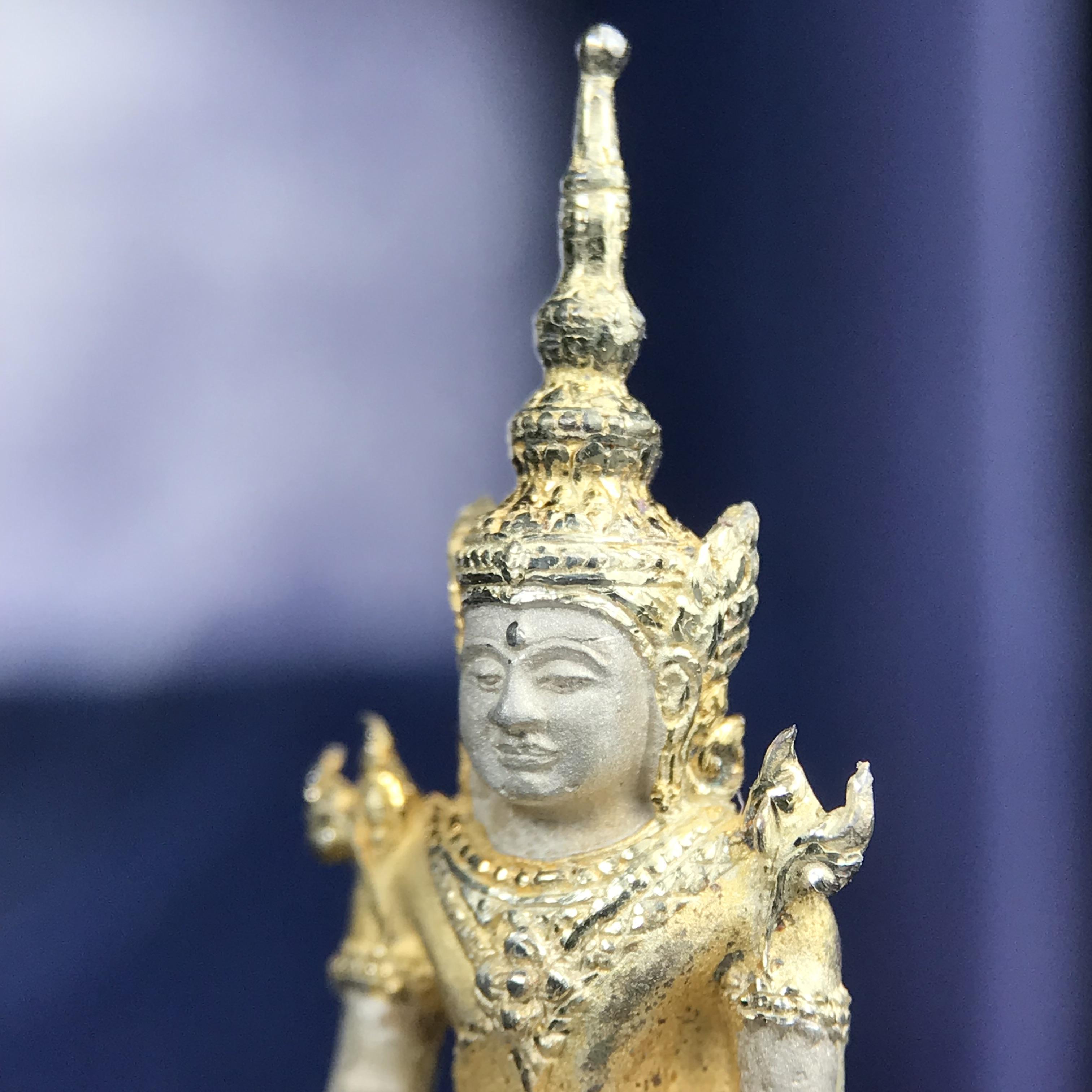 พระแก้วมรกต ภปร. ปี 2547 จัดสร้างโดยโรงพยาบาลภูมิพลอดุลยเดช เนื้อเงิน(3 กษัตริย์) ลอยองค์ หน้าตัก 1/2 นิ้ว สูง 3.7 ซม.พิธีมหามังคาภิเษก ณ พระอุโบสถวัดพระศรีรัตนศาสดาราม(วัดพระแก้ว) งดงามทรงคุณค่าอีกหนึ่งรุ่นยอดนิยม หายาก(องค์หมายเลข ๑๔๑๖)
