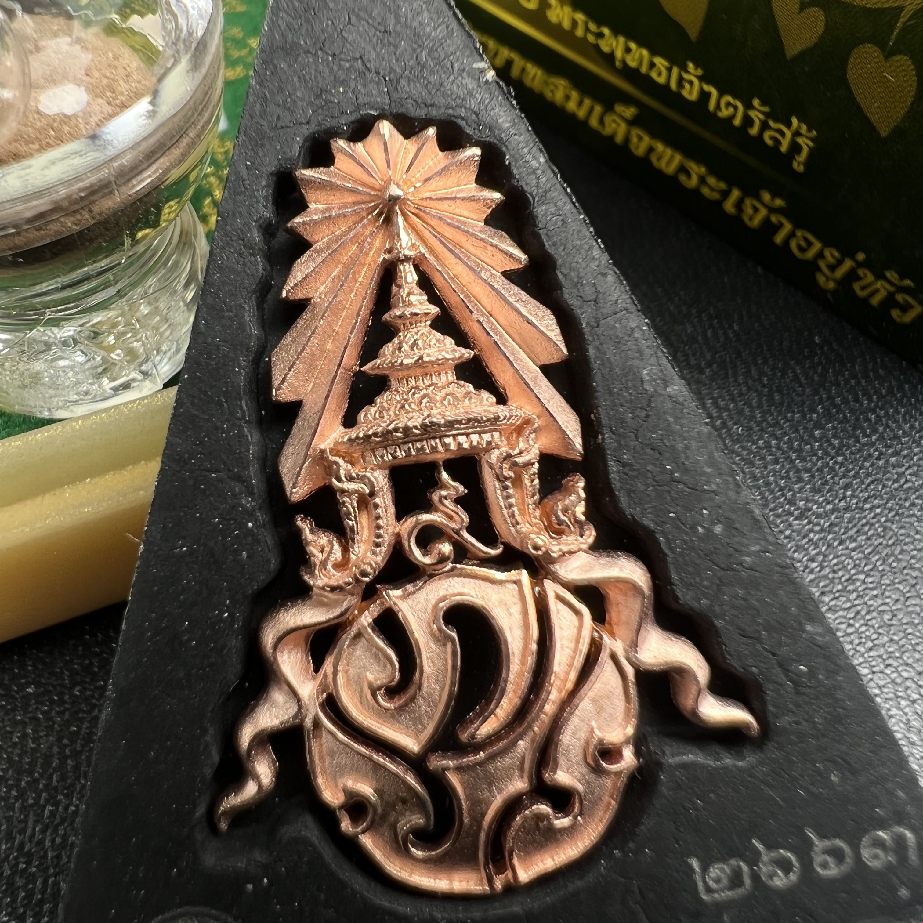 พระพุทธชินราช(จำลอง)ภปร. 84พรรษา เนื้อผงปิดทองด้านหน้า หลัง ภ.ป.ร. ทองแดง(พระราชทานมวลสาร จิตรลดาและเส้นพระเจ้า ร.9(เส้นผม))