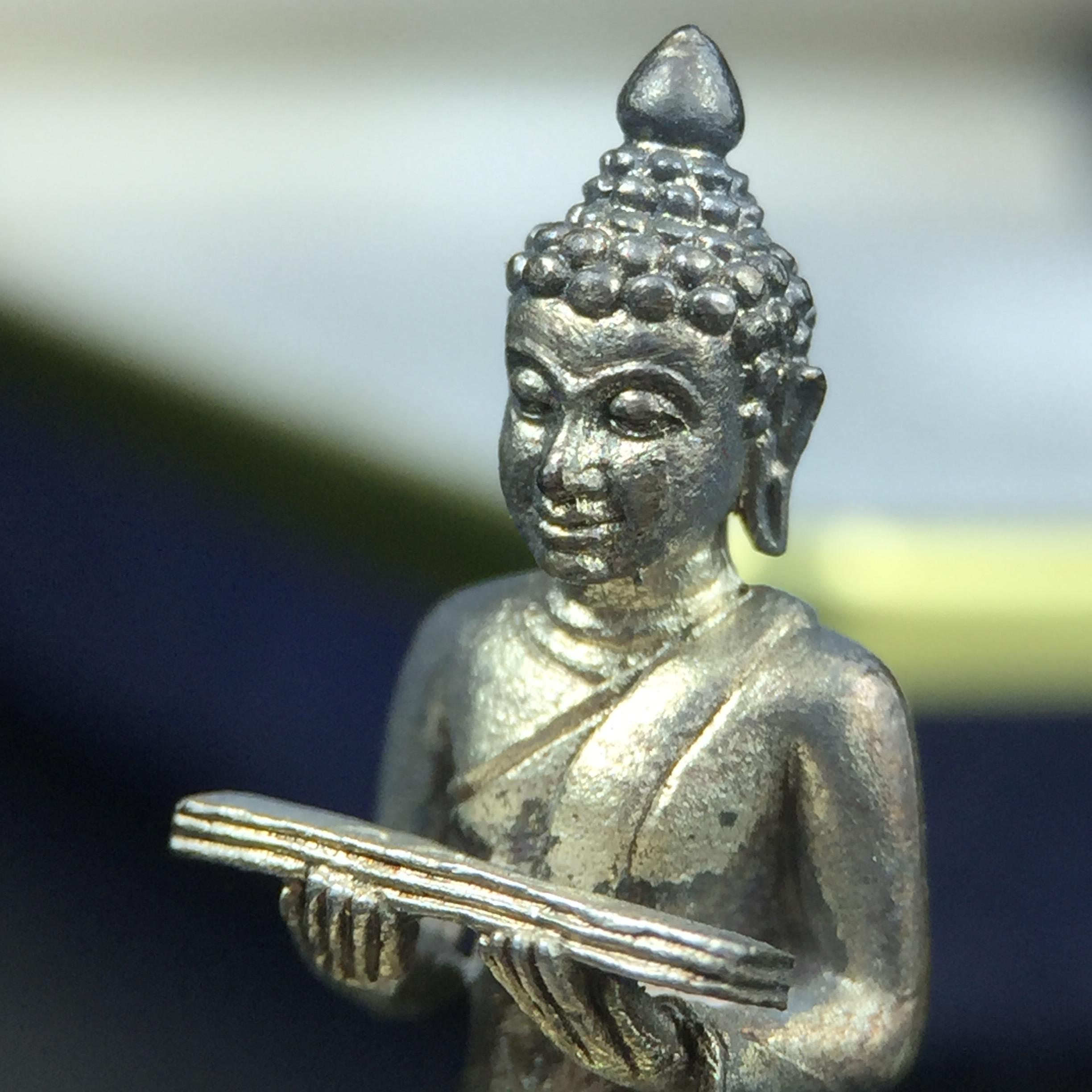 พระกริ่งปรมานุชิตชิโนรส วัดพระเชตุพนวิมลมังคลาราม(วัดโพธิ์) ปี2533 เนื้อเงิน ( ในหลวงรัชกาลที่9เสด็จเททอง)พิธีใหญ่ งดงามด้วยพุทธศิลป์เปี่ยมด้วยพุทธคุณ อีกหนึ่งรุ่นที่แนะนำสะสมบูชา