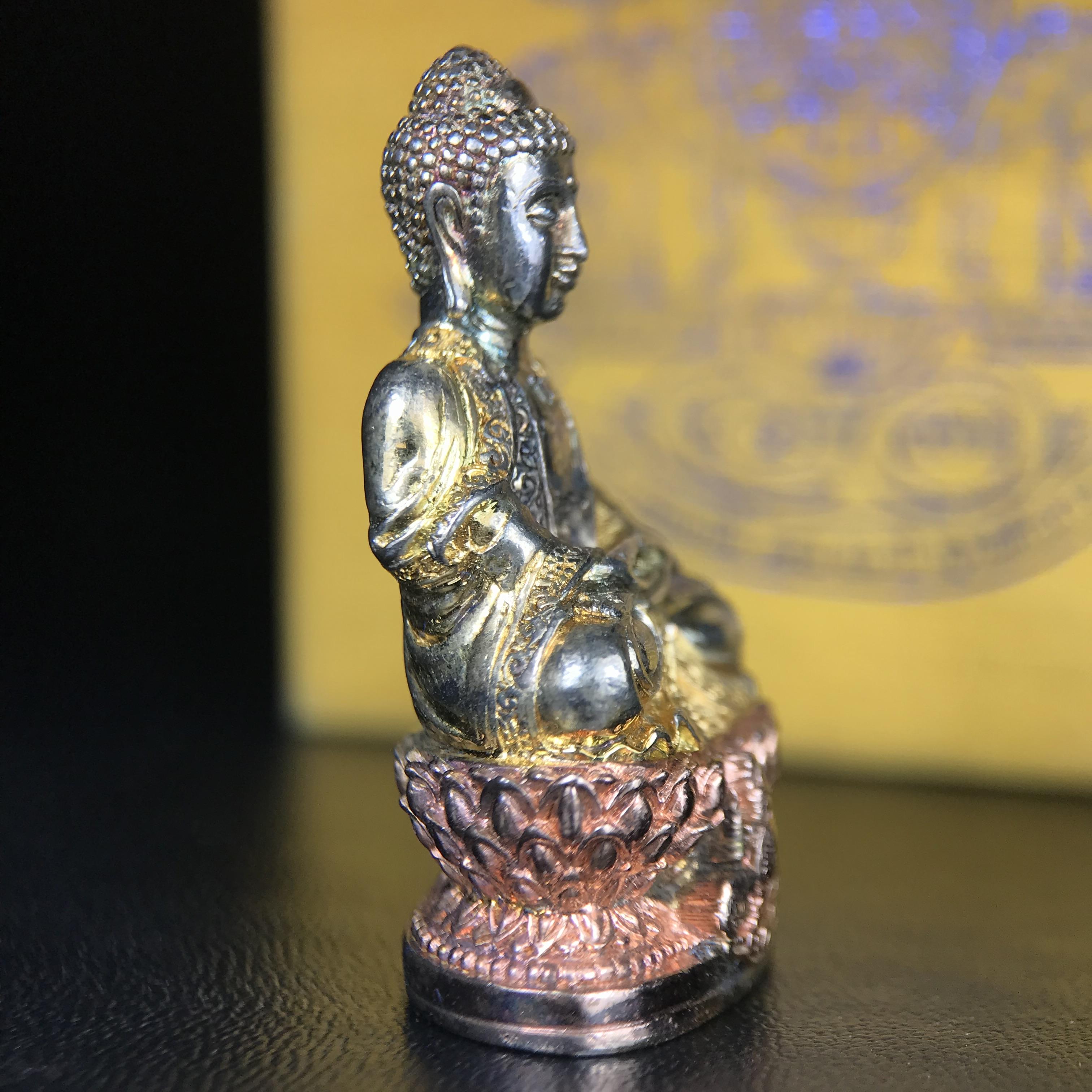 พระกริ่งจีน "ต้าเยิ่นถะ" ชุดกาญจนาภิเษกครองราชย์ 50 ปี วัดบวรนิเวศวิหาร ปี 2538 เนื้อเงินสามกษัตริย์ 99.99% สูง 3.8 ซม. (สภาพผิวสวยเดิมติดรุ้งๆ พิธีใหญ่ พุทธศิลป์งดงาม) สภาพสวยเดิมพร้อมกล่องบรรจุเดิม ***ตอกโค๊ดหมายเลข ๖๒๖๒***