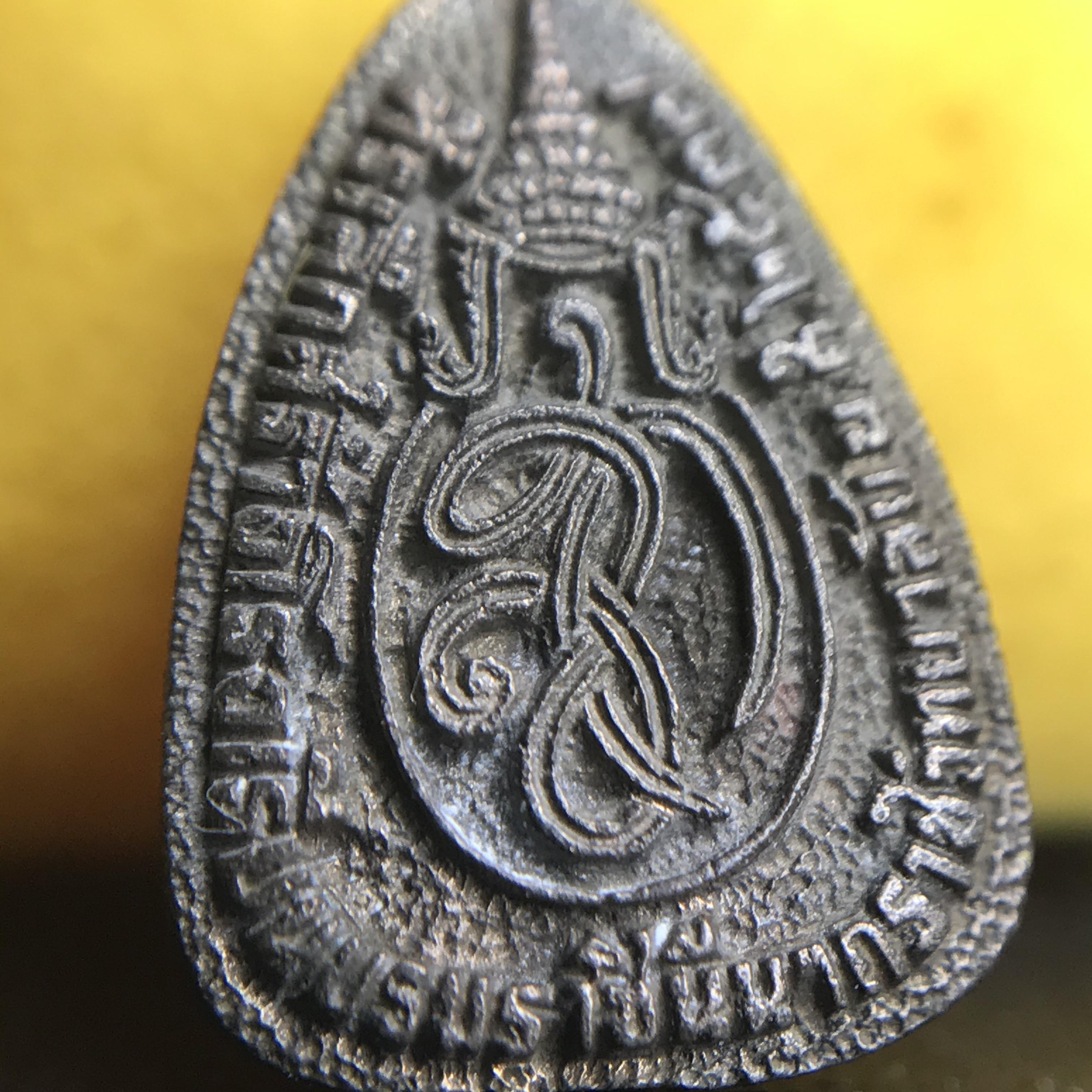 พระแก้วมรกต หลัง สก. รุ่น 60 พรรษามหาราชินี ปี 2537 ชุดกรรมการทองคำ พิมพ์เล็ก เหรียญหล่อทรงหยดน้ำครบชุดพร้อมกล่องบรรจุเดิม หายาก