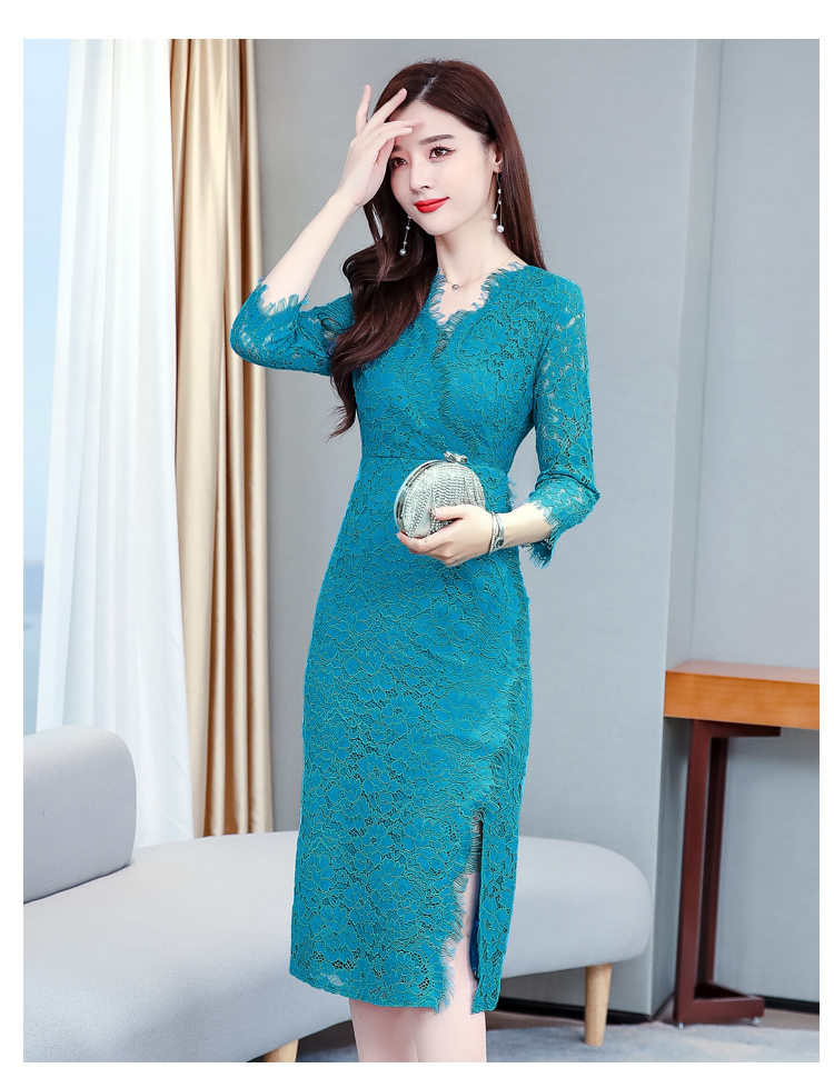 ชุดเดรสสั้นผ้าลูกไม้สีฟ้าน้ำทะเล คอวีป้าย แขนสามส่วน กระโปรงทรงเข้ารูปผ่าข้างด้านหน้า สวยดูดี