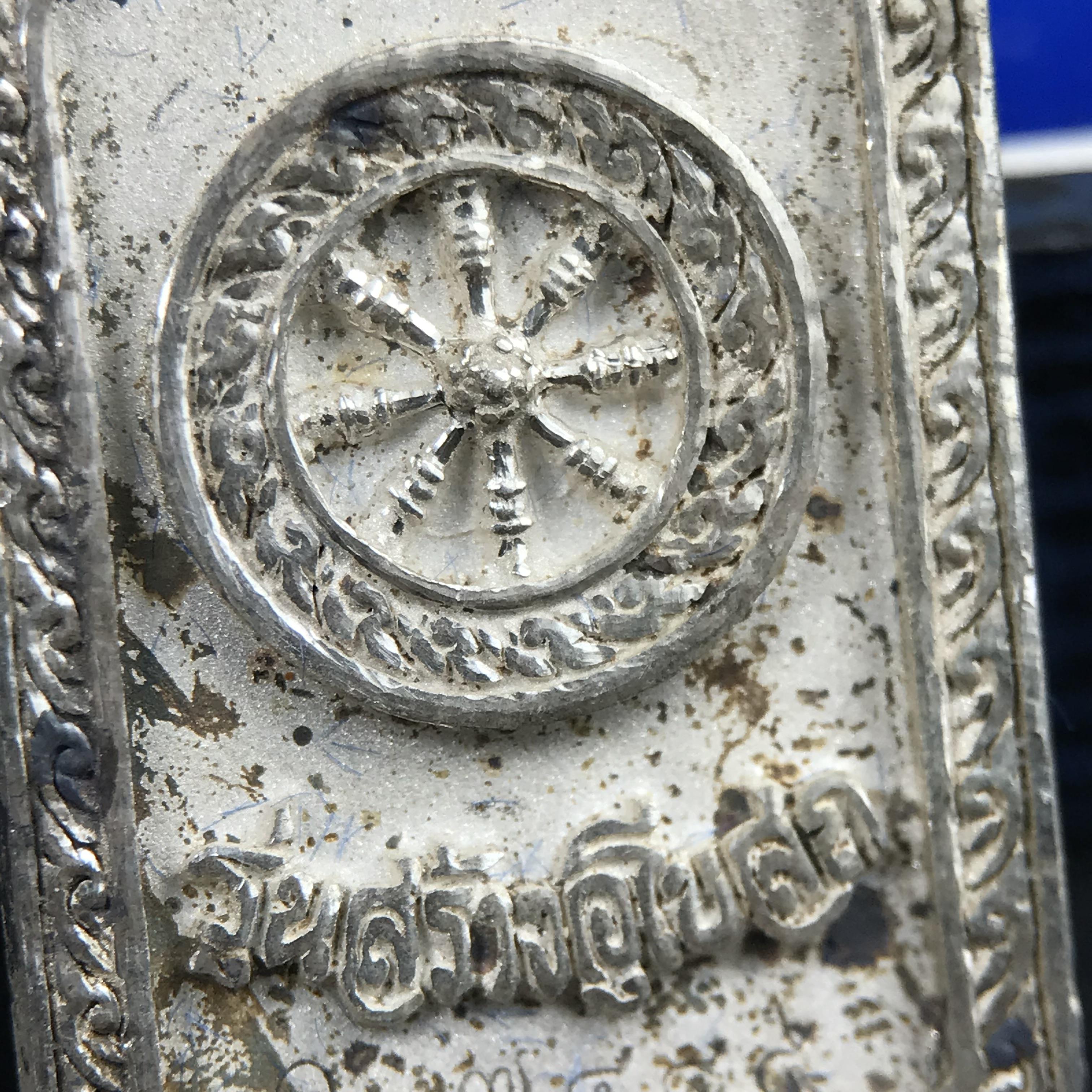 พระพุทธโสธร(หลวงพ่อโสธร) รุ่นสร้างอุโบสถ พิธีมหาพุทธาภิเษก ณ พระอุโบสถวัดโสธรวรารามวรวิหาร ปี 2539 เนื้อเงินทรายนวลขัดเงาบางส่วน พิมพ์แปดเหลี่ยม(หายากสร้างน้อย)กล่องบรรจุเดิมครบสมบูรณ์สวยงดงาม(เนื้อเงินผิวเดิมรุ้งสวยสวย องค์หมายเลขสวย ๗๔๔๕)