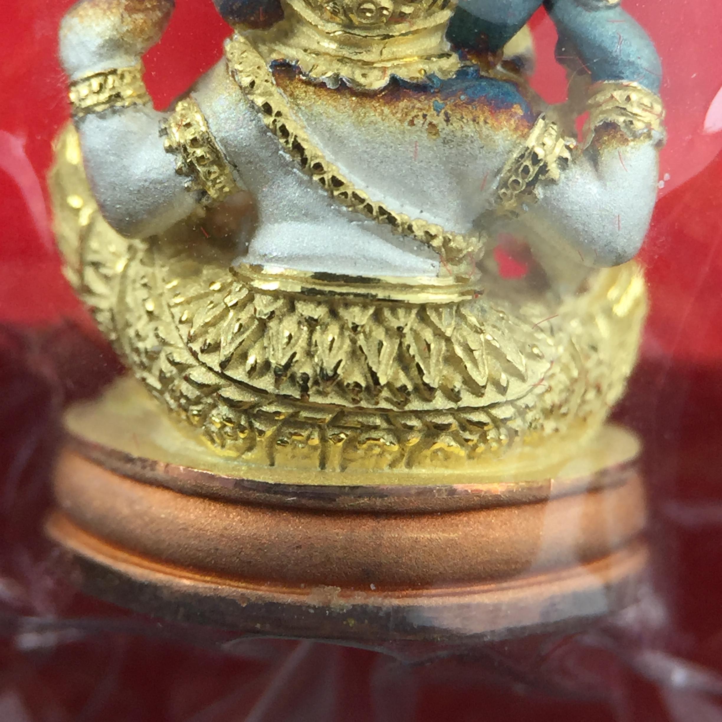 พระพิฆเณศวร วัดบวรนิเวศวิหาร ปี 2542 เนื้อเงินสามกษัตริย์พ่นทรายขัดเงาบางส่วน(ฝังพลอย1เม็ด)(ขนาด 2* 1.4 ซม.) สภาพสวยซีนซองเดิมพร้อมกล่องบรรจุเดิม ตอกโค๊ดหมายเลขกำกับ(ผิวเดิมขึ้นสีรุ้งธรรมชาติ สวย)(คัดสภาพสวยเดิม พิธีใหญ่ พุทธศิลป์งดงาม)