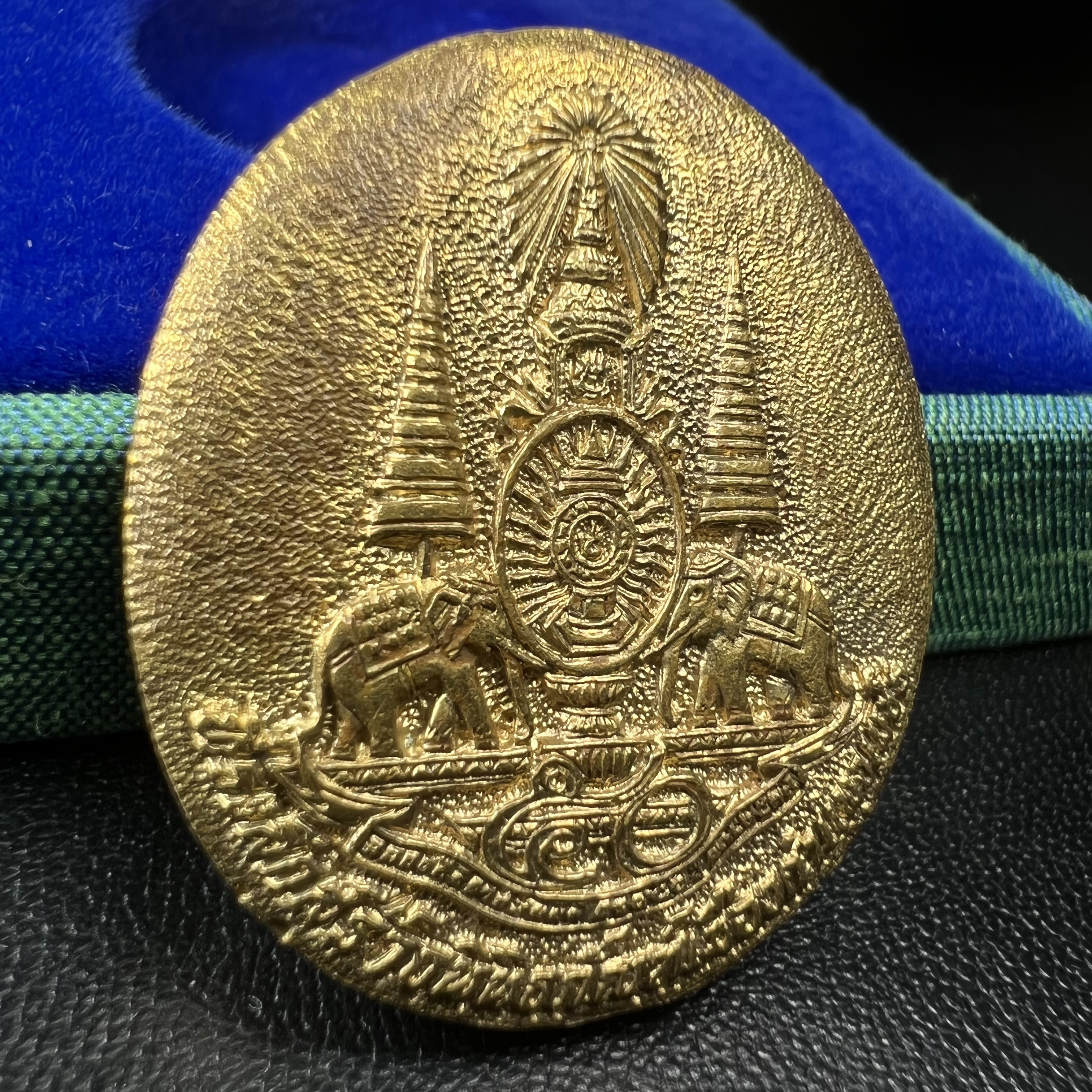 เหรียญรูปเหมือนพระญาณวิทยาคมเถร (หลวงพ่อคูณ ปริสุทโธ)ชุดกาญจนาภิเษกครองราชย์ครบ 50 ปี พิธี มังคลาภิเษก ณ วัดบวรนิเวศวิหาร ปี พ.ศ. 2538(จัดสร้างได้เหมือนหลวงพ่อคูณมาก มีรายละเอียดและความคมชัดสูง ลูกศิษย์ท่านไม่ควรพลาด วิจิตรศิลป์และพุทธศิลป์งดงาม)พิธีใหญ่