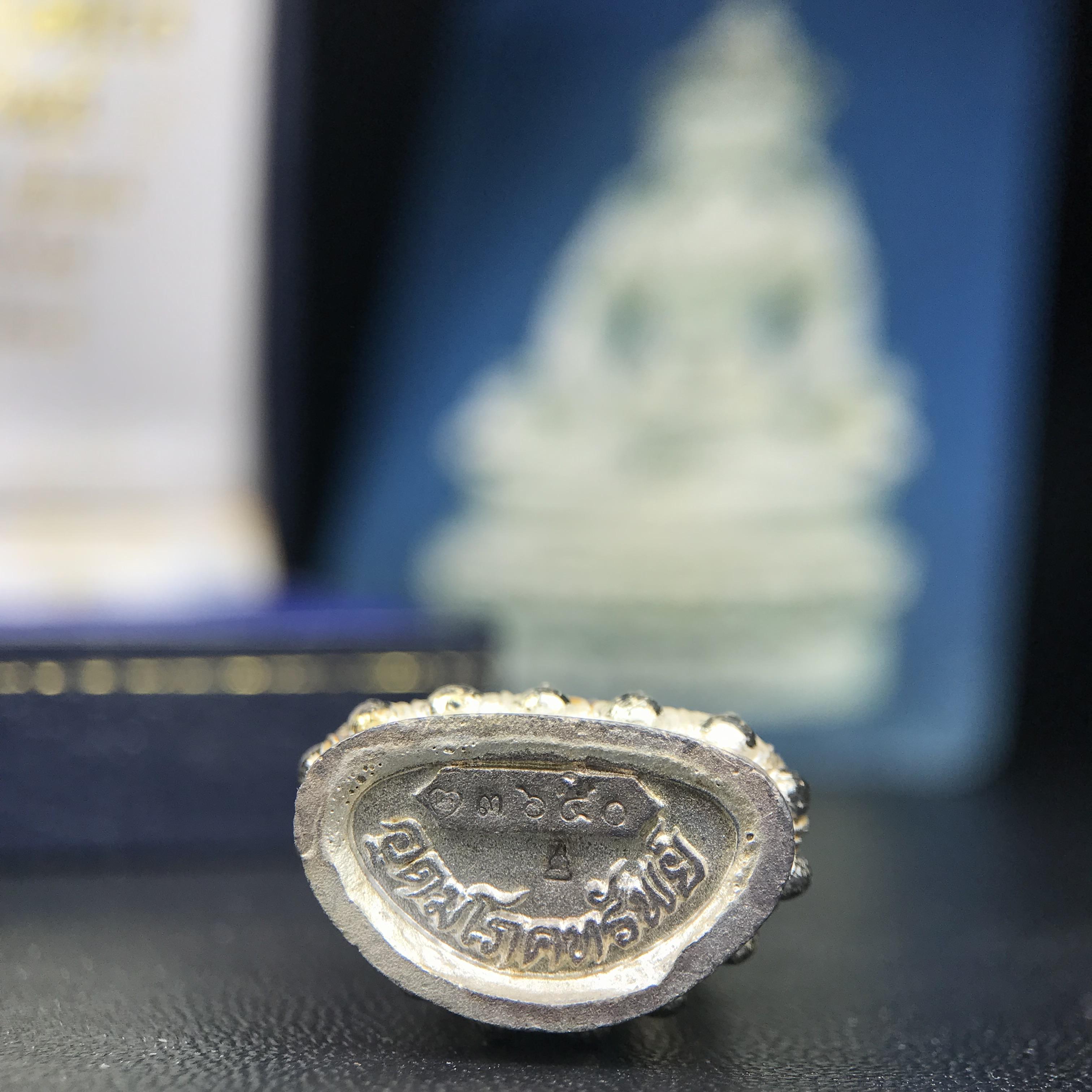 พระกริ่งอวโลกิเตศวร ( เจ้าแม่กวนอิม ) วัดโพธิ์แมนคุณาราม รุ่นอุดมโภคทรัพย์ พ.ศ.2539 เนื้อเงินพ่นทราย(ผิวเดิม ขึ้นสีรุ้งธรรมชาติ แบบนิยม เสน่ห์ของพระเนื้อเงิน) (พร้อมกล่องบรรจุการ์ดใบรับรองเดิมครบ)(อีกหนึ่งรุ่นยอดนิยม พุทธศิลป์สวยงดงาม)หายาก 1 ใน 5000 องค์