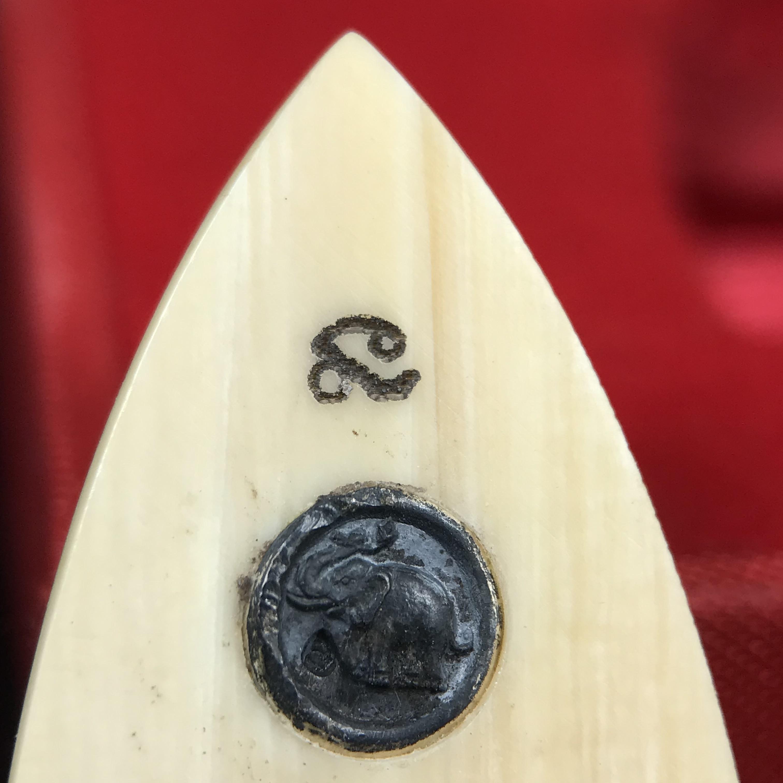 สมเด็จหลวงพ่อทวด รุ่นคชสารหมื่นปี (ศิลปาชีพ) วัดช้างให้ ปี 2541โดยมีท่าน อ.นอง วัดทรายขาว เป็นเจ้าพิธี และมีเกจิร่วมปลุกเสก 108 รูป บรรจุผงว่านเก่าและดินกากยายักษ์(พิมพ์ใหญ่เตารีด)พร้อมกล่องบรรจุครบ นิยมหายาก***องค์นี้ผิวสวยงานแกะพุทธศิลป์สวยงดงาม***