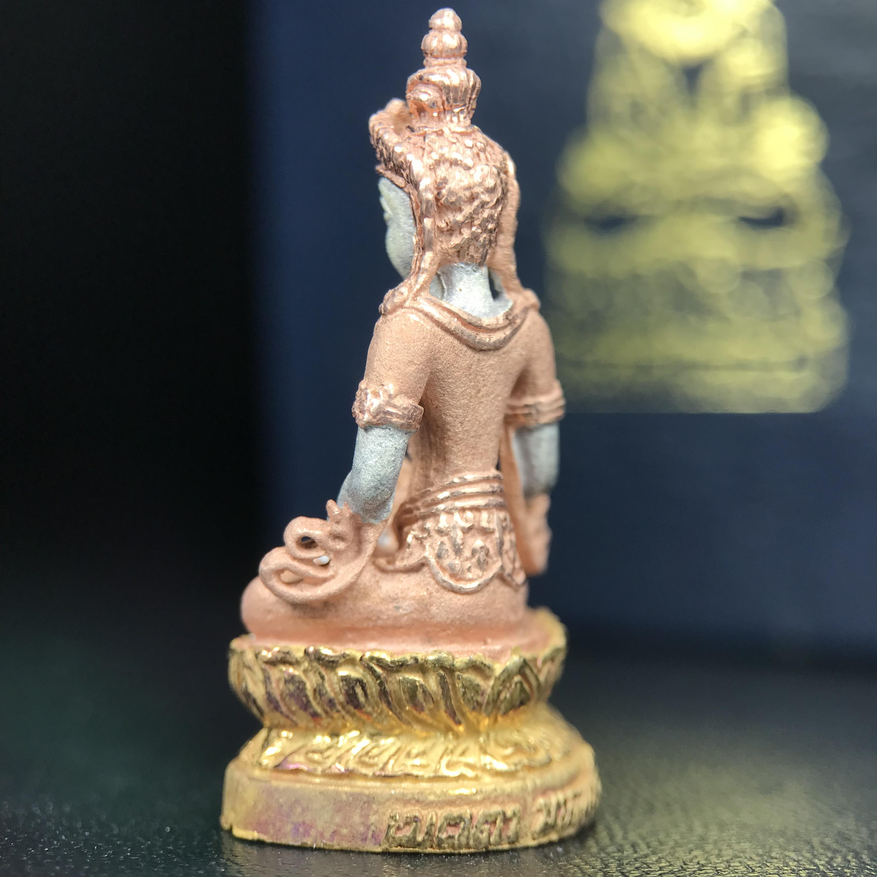 พระอวโลกิเตศวร เมตตา มหาบารมี พิธีพุทธาภิเษก ณ อุโบสถ วัดบวรนิเวศวิหาร 3 พฤษภาคม 2540 เนื้อเงินสามกษัตริย์ ขนาด 3.2 x 2.7 ซม. ตอกโค๊ตใต้ฐานพร้อมกล่องบรรจุเดิม สวย ครบ สมบูรณ์(รุ่นนี้หายาก พบเจอน้อยมาก)