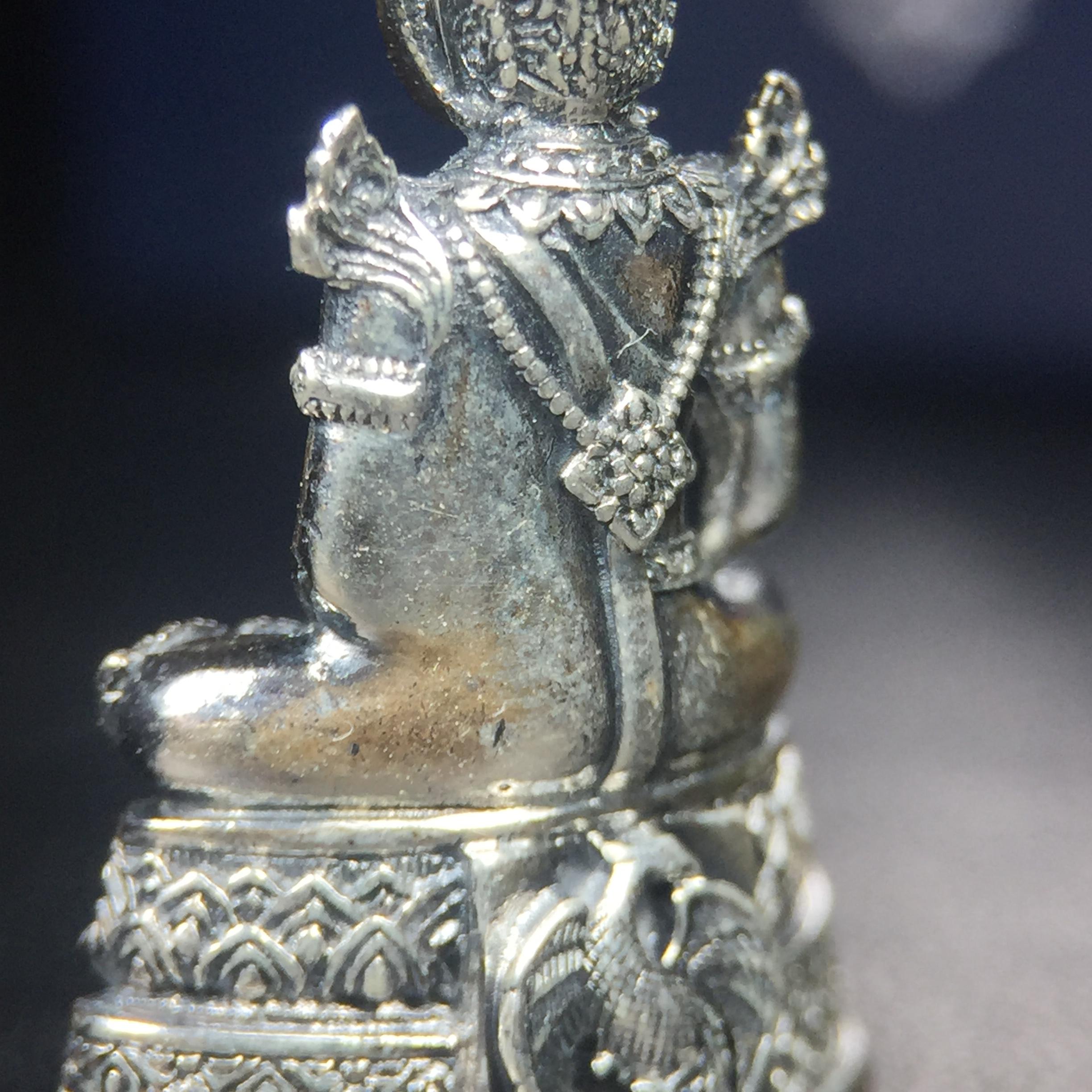 พระแก้วมรกต กรมสรรพสามิตจัดสร้างขึ้นเนื่องในโอกาสครบรอบ 64 ปีของกรมสรรพสามิต และเนื่องในวโรกาสที่พระบาทสมเด็จพระเจ้าอยู่หัวทรงครองราชย์ครบ 50 ปีในปีกาญจนาภิเษก เมื่อ พ.ศ.2539 เนื้อเงินรมดำขัดเงาพร้อมกล่องบรรจุเดิม