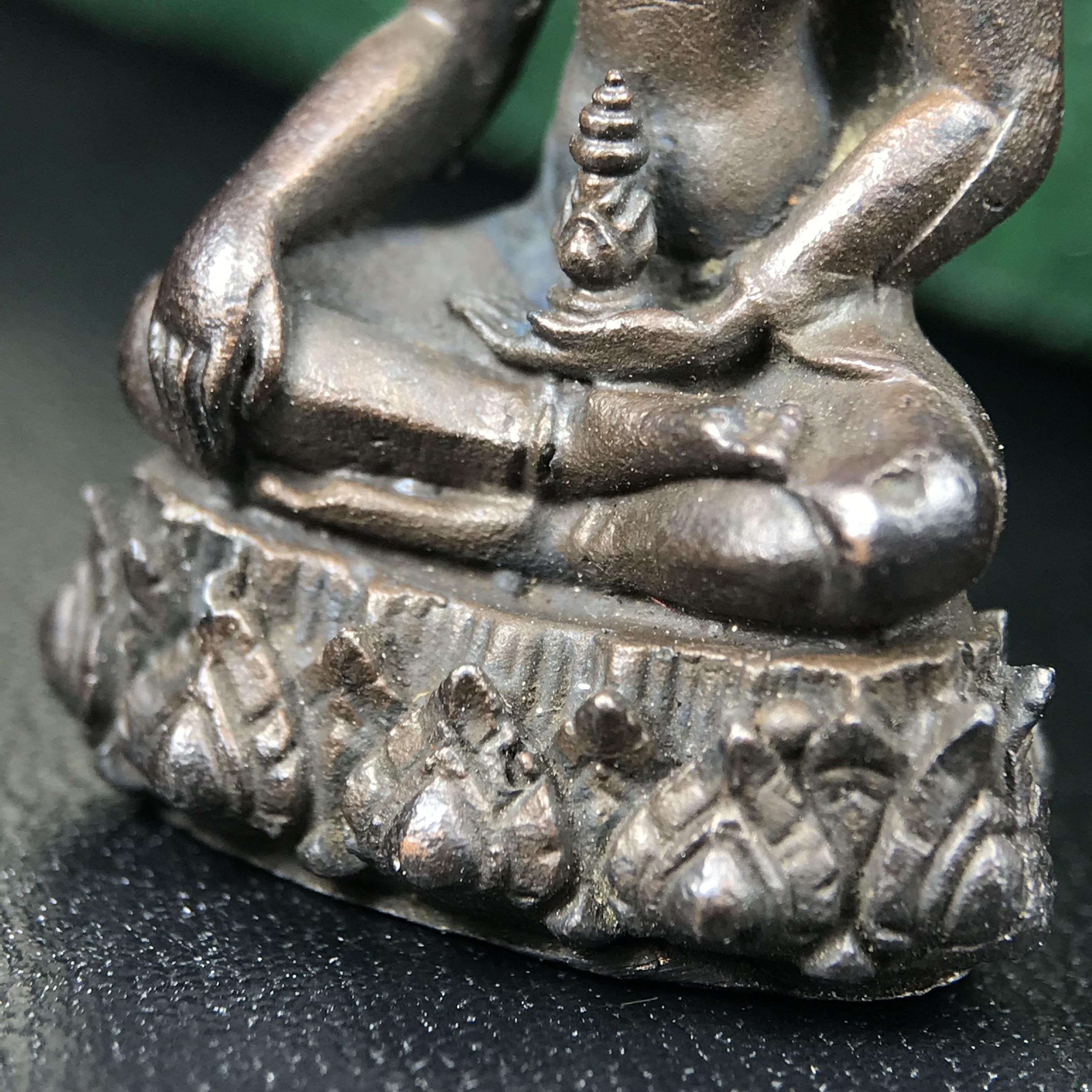 พระกริ่งวาสนา(รุ่นแรก) 80 พรรษา สมเด็จพระสังฆราช (วาสน์) วัดราชบพิธฯ ปี2521 เนื้อนวโลหะ(ตอกโค๊ตพระปิดตา) โดยมีหลวงปู่โต๊ะ วัดประดู่ฉิมพลีร่วมปลุกเสก พร้อมกล่องบรรจุเดิม(รุ่นแรก คอตั้งตรงได้สัดส่วน หายาก)