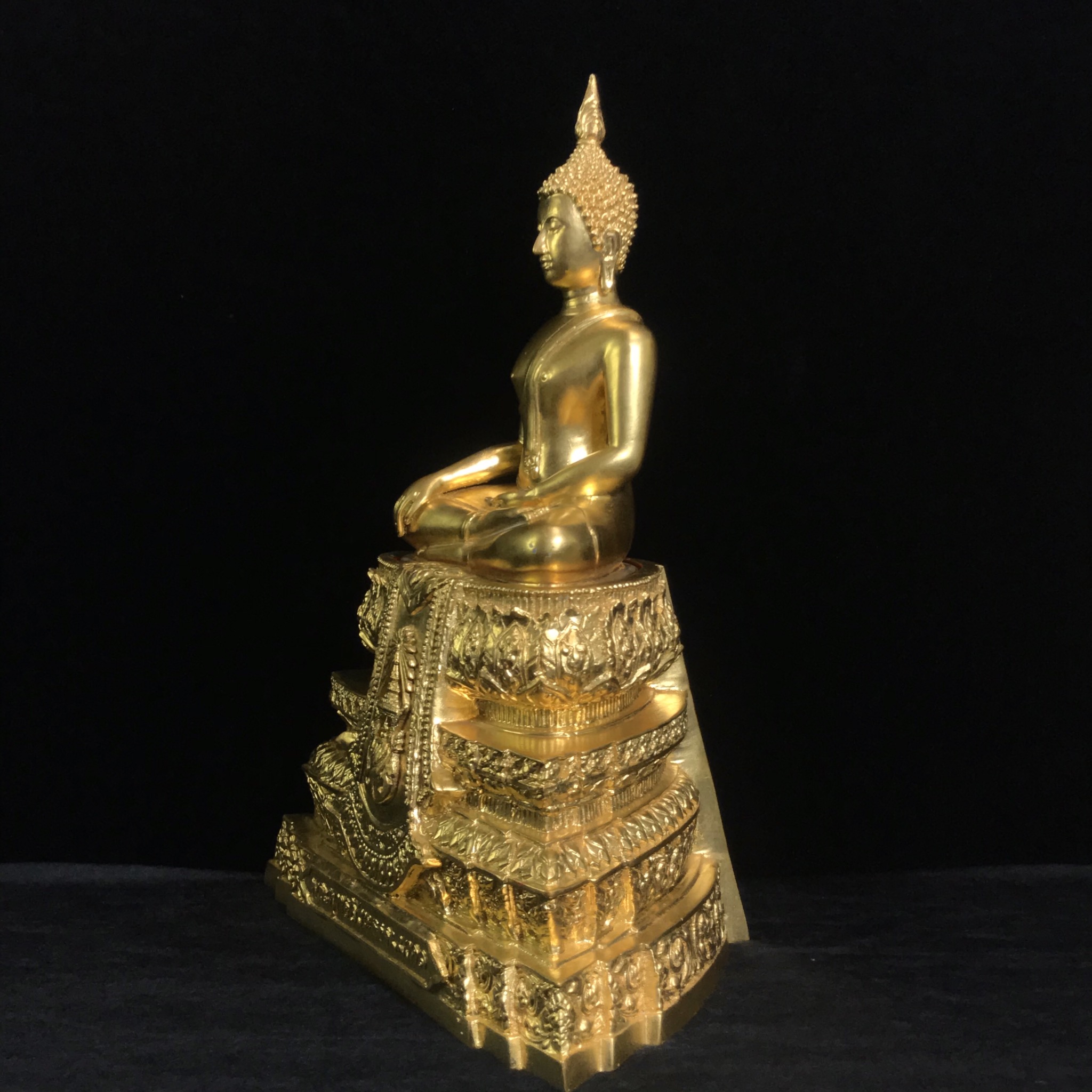 พระพุทธสิงหธรรมมงคล ภปร. รุ่นแรก พุทธสมาคมแห่งประเทศไทย ในพระบรมราชูปถัมภ์ จัดสร้าง ปี2547 เนื้อโลหะผสมปิดทอง หน้าตัก 5 นิ้ว(1 ใน 1999 องค์)