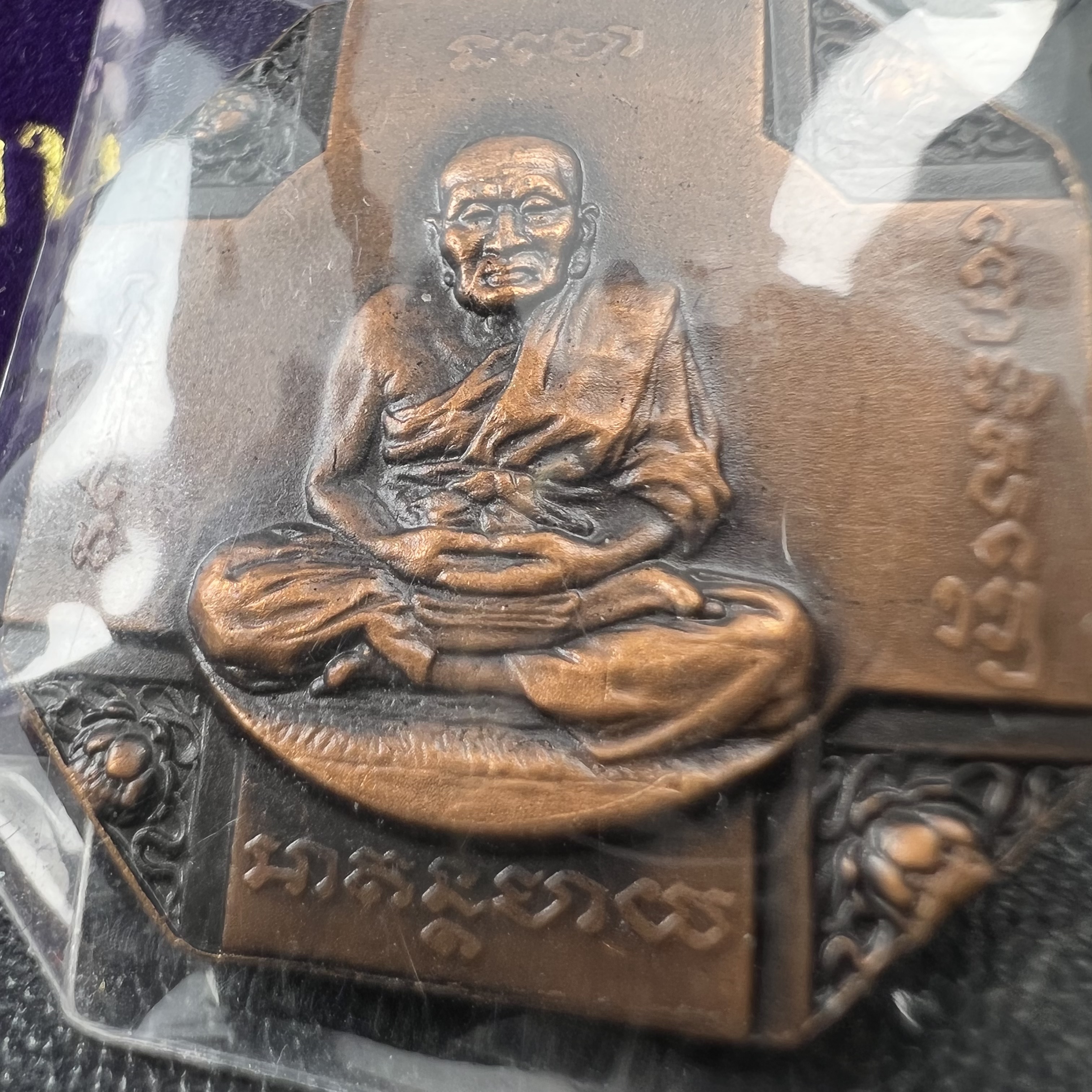 เหรียญหลวงพ่อทวด รุ่นสมเด็จเจ้าฟ้ามหาจักรี 48พรรษา โดยสภากาชาดไทย ปี2546 เหรียญบรอนซ์พ่นทราย(เพื่อพระราชทานตามพระราชอัธยาศัย) ขนาด 2.8 ซม.พร้อมซีนซองถุงบรรจุเดิมครบสวยงาม(เหรียญจัดสร้างเนื้อพิเศษเป็นรูปแบบพระราชทาน ไม่มีในรายการสั่งจอง หายาก)