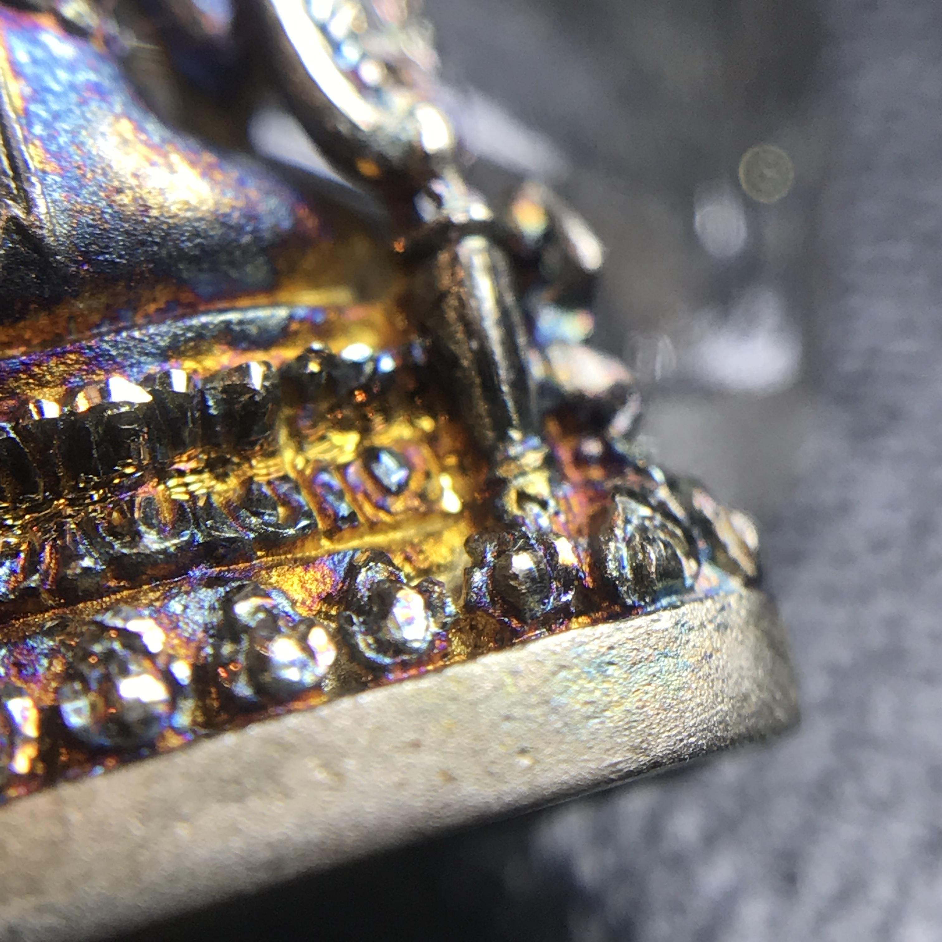 พระพุทธชินราช(จำลอง) ภปร 84 พรรษา เนื้อเงินชุบทองคำขาว พิมพ์เล็กขนาดหน้าตัก 1/4 นิ้ว สภาพผิวเดิมขึ้นผิวรุ้งสวยงาม