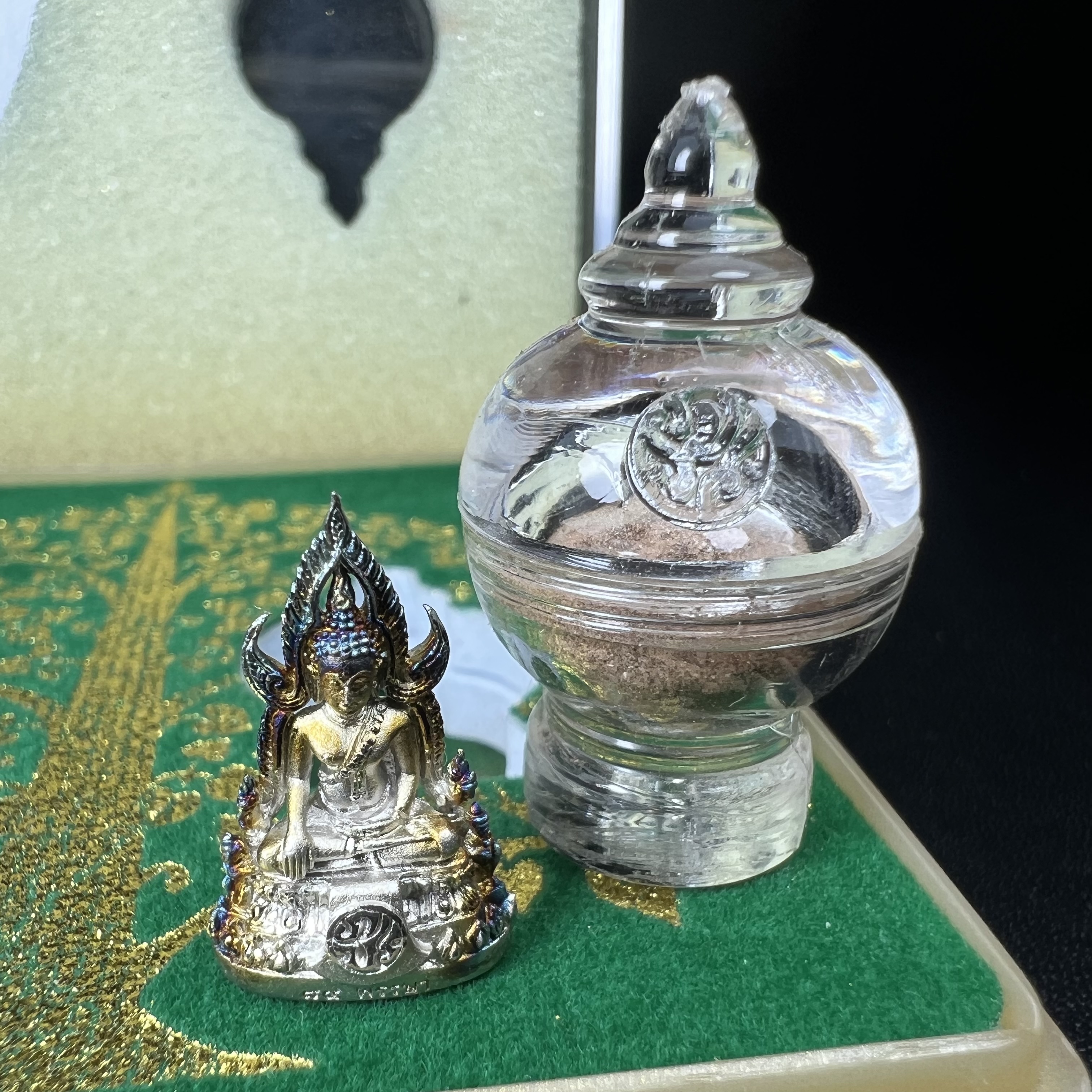 พระพุทธชินราช(จำลอง) ภปร. 84 พรรษา เนื้อเงินชุบทองคำขาว พิมพ์เล็กขนาดหน้าตัก 1/4 นิ้ว (สภาพผิวเดิมสวย ขึ้นสีรุ้งธรรมชาติ แบบนิยม)(พระราชทานมวลสาร จิตรลดาและเส้นพระเจ้า(เส้นผม))พุทธศิลป์ทรงคุณค่าอีกหนึ่งรุ่นยอดนิยม