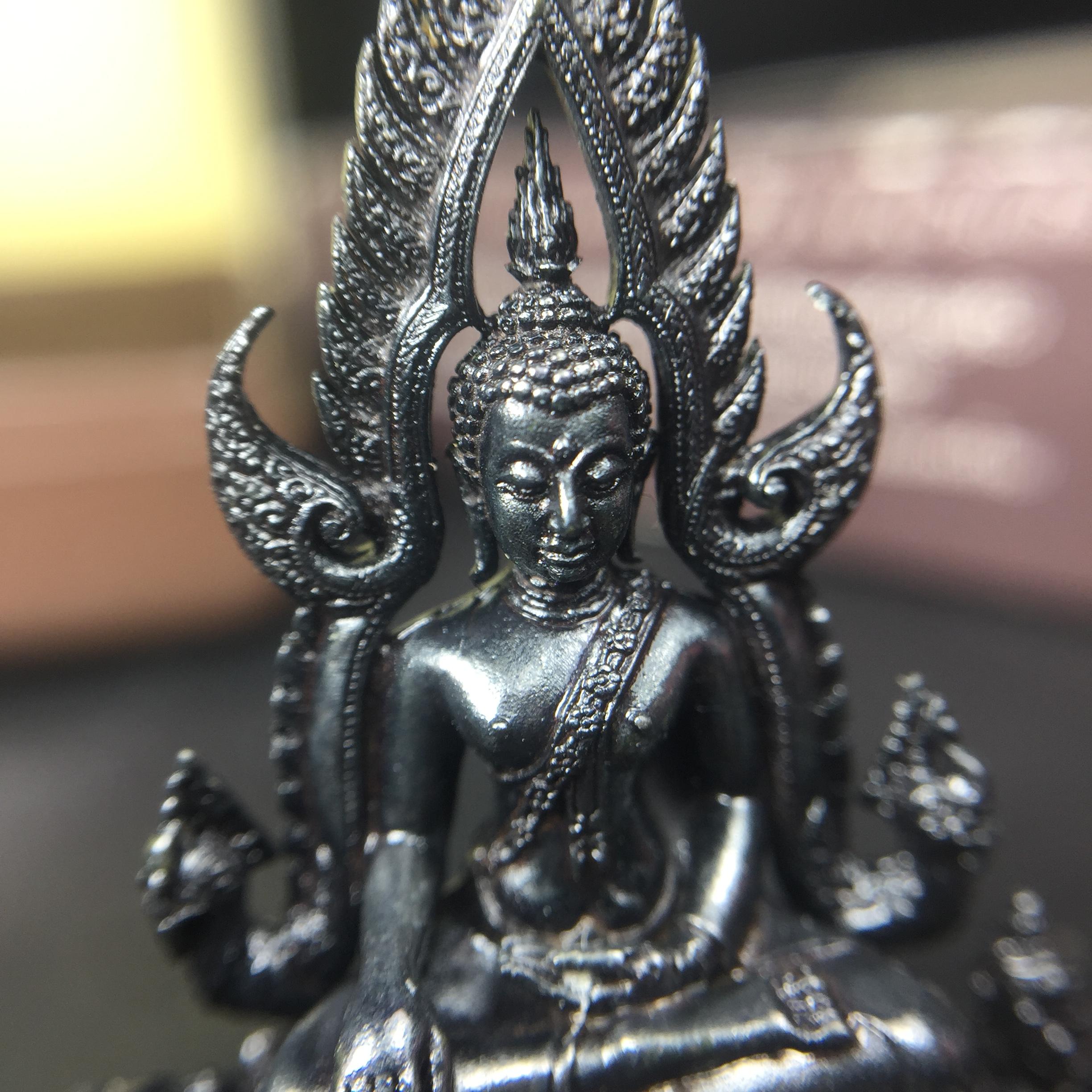 พระพุทธชินราช ภปร. โครงการ "เพราะแผ่นดินนี้ คือ แผ่นดินเกิด" ปี2548(รุ่นแรก) ลอยองค์ หน้าตัก 1/2 นิ้ว เนื้อเงินรมดำ